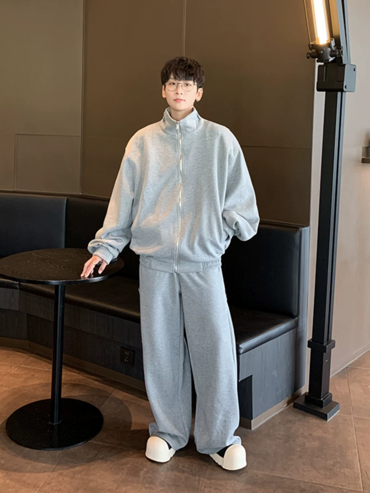 Bộ trang phục phong cách Mỹ: áo cardigan cổ đứng rộng rãi, quần dài chất liệu dày dặn, bộ hai món thời trang đa năng cho mùa xuân và mùa thu.