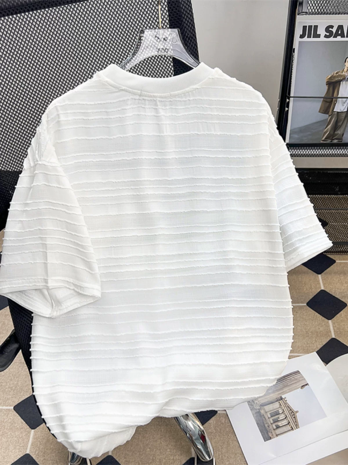 Áo thun nam tay ngắn hè 2025, kiểu dáng rộng rãi, chất liệu sọc nổi, phong cách Mỹ thời thượng, áo đôi tay lửng mát mẻ và sành điệu.