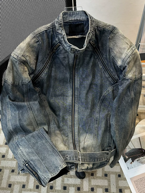 Áo khoác denim nam kiểu dáng ngắn, thiết kế phá cách, vai đệm, phong cách workwear, mùa xuân thu, kiểu Mỹ, thương hiệu thời trang, cổ đứng.