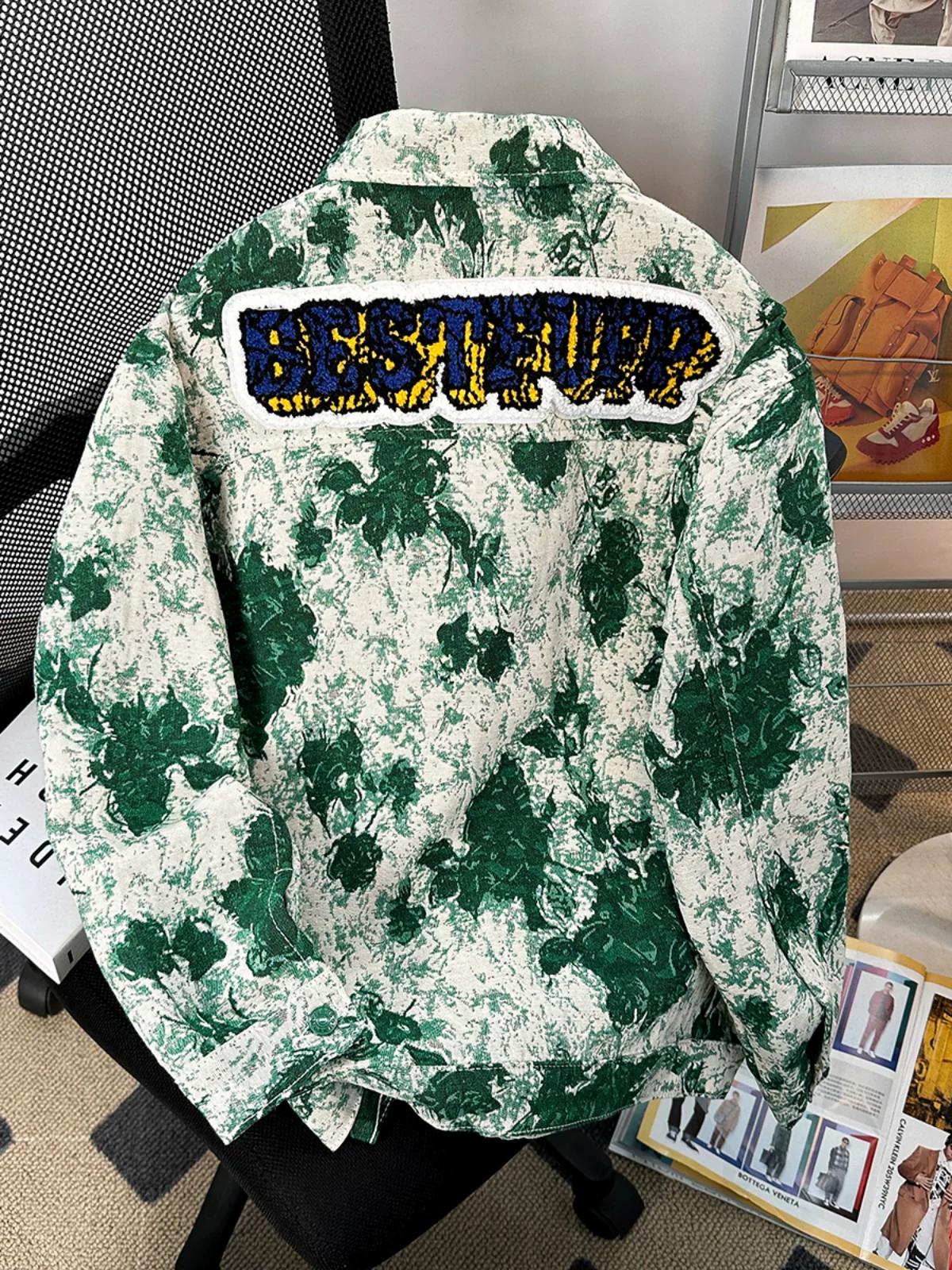 Áo khoác denim thêu họa tiết tie-dye dành cho nam, phong cách Mỹ thời thượng mùa xuân thu, kiểu dáng rộng rãi, cảm giác cao cấp và cá tính.