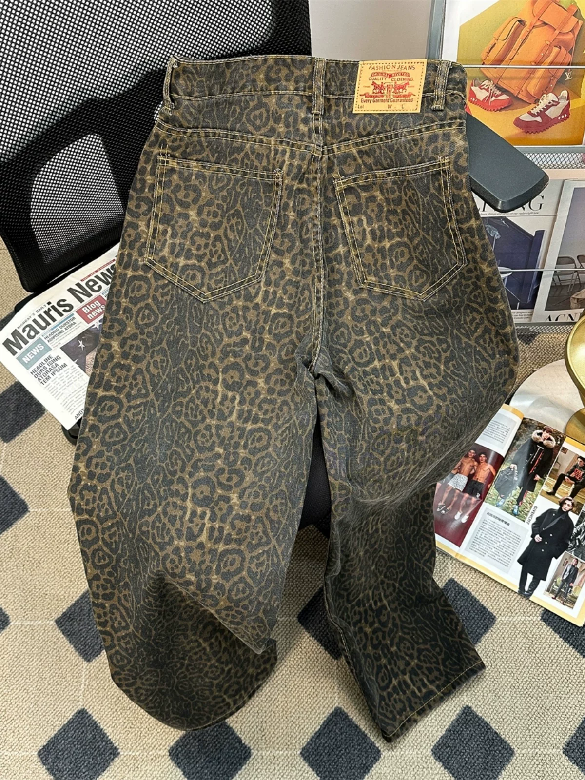 Quần in họa tiết da báo thời thượng mùa thu dành cho nam, phong cách đường phố Mỹ cổ điển, quần jean rộng rãi thoải mái chất liệu dày dặn.