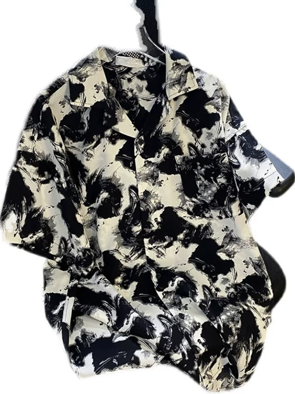 Áo sơ mi nam in họa tiết tie-dye, áo sơ mi mùa hè tay ngắn chất liệu lụa băng mát mẻ, kiểu dáng rộng rãi, phong cách thời thượng.