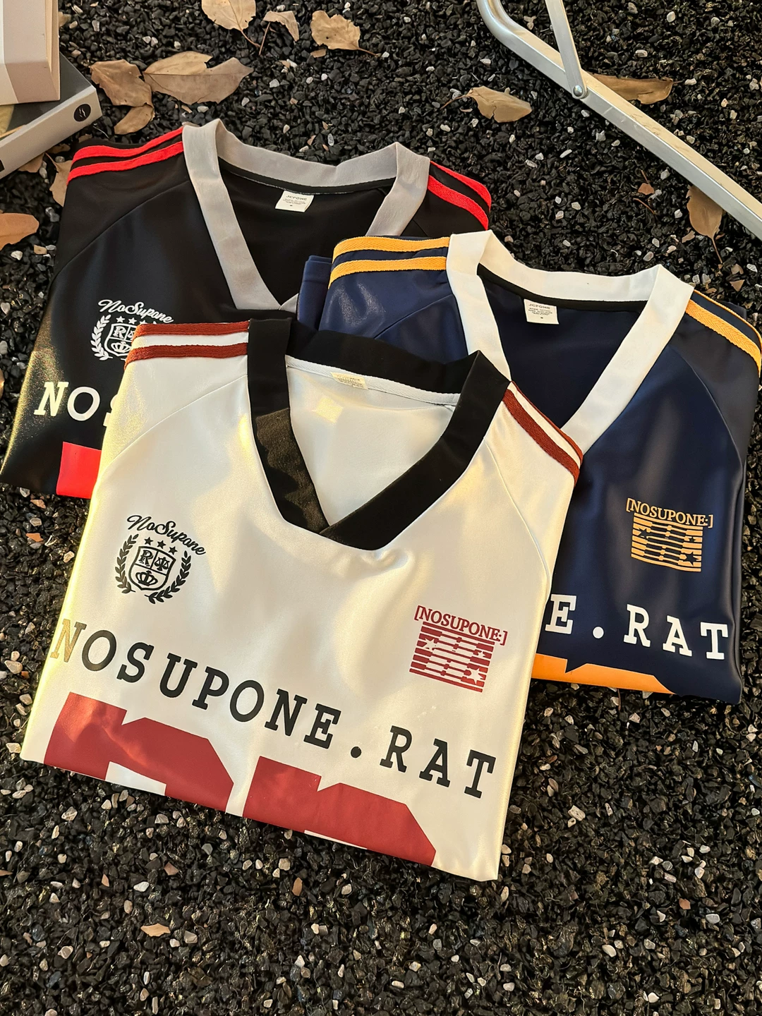 Áo thun thể thao cổ chữ V kiểu Mỹ dành cho nam, áo thun dài tay kẻ sọc phối màu thời trang xuân thu, áo thun lụa băng mát mẻ, phong cách thường ngày.