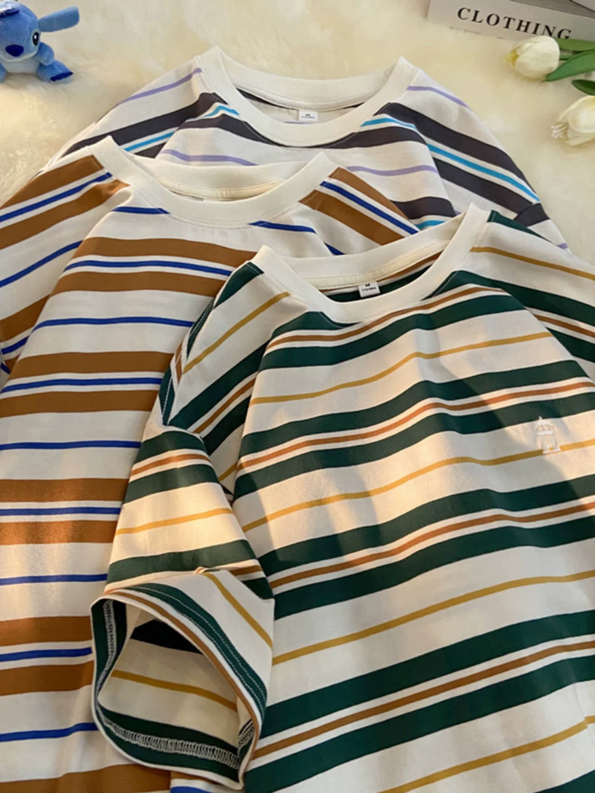 Áo thun nam tay ngắn thêu sọc, áo thun cotton nguyên chất mùa hè dáng rộng, áo thun phong cách đại học retro Mỹ thời thượng.