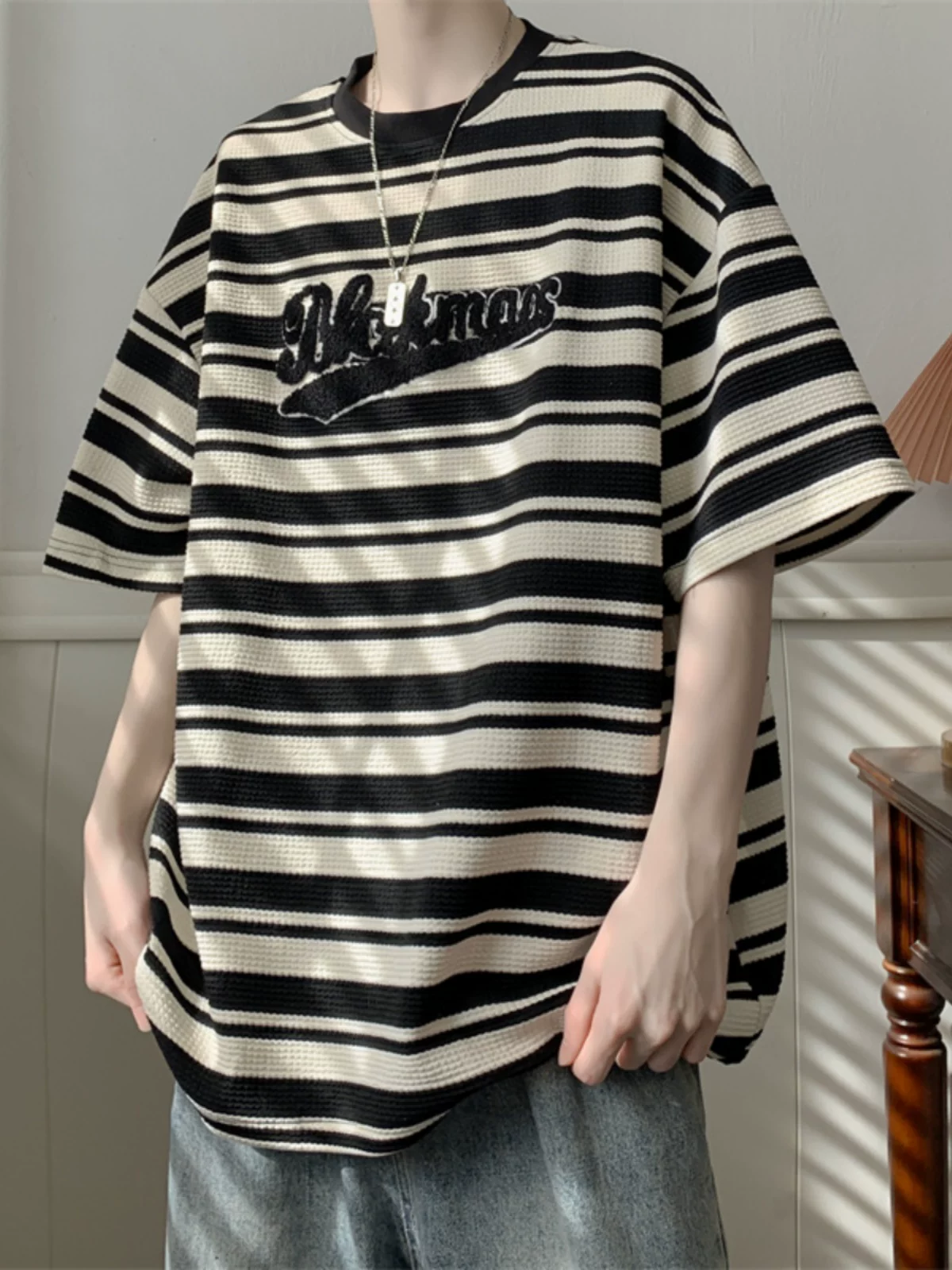 Áo thun thêu sọc cho nam, tay ngắn, dáng rộng thoải mái mùa hè, tay áo năm phần tư, thương hiệu thời thượng, phong cách ins, áo thun giản dị phong cách retro Mỹ.