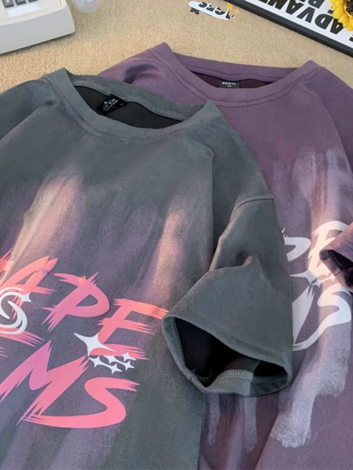 Áo thun ngắn tay in họa tiết graffiti cá tính dành cho nam, áo thun da lộn dày dặn dáng rộng, áo thun cặp đôi phong cách Mỹ thời thượng mùa hè.