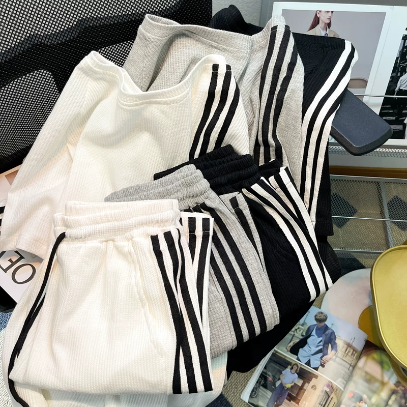 Bộ đồ thể thao Waffle dành cho nam, bộ đôi áo phông và quần đùi kẻ sọc rộng rãi thời trang mùa hè dành cho cặp đôi.