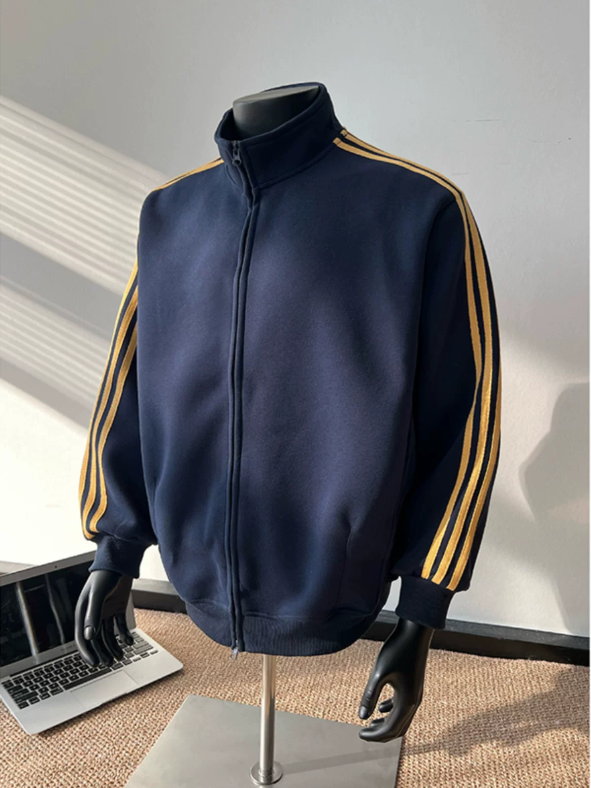 Áo khoác cardigan ba sọc retro dành cho nam, áo thể thao dáng rộng đa năng mùa xuân thu, áo khoác ngoài cặp đôi phong cách Mỹ thời thượng.