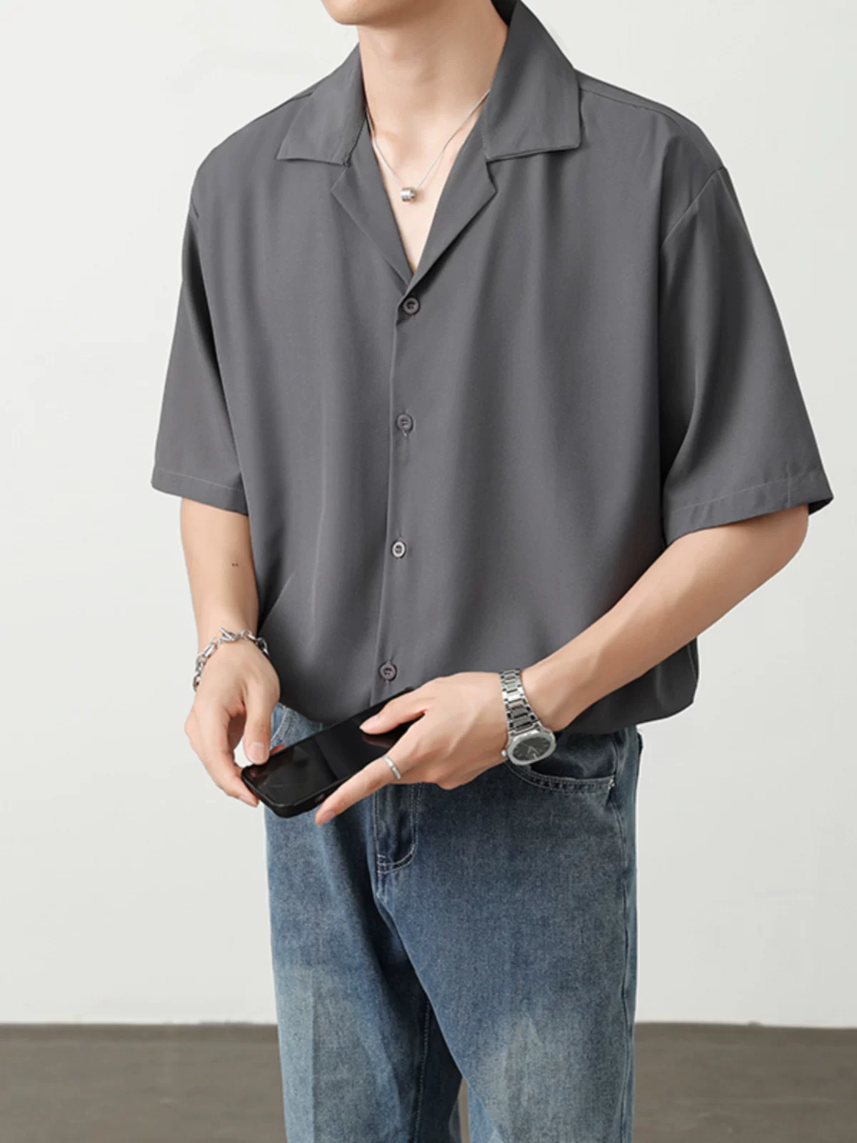 Áo sơ mi ngắn tay bằng vải lụa băng dành cho nam, áo sơ mi cổ Cuba kiểu Mỹ, dáng rộng, hợp thời trang mùa hè, phong cách trưởng thành, áo kiểu mát mẻ và sành điệu.