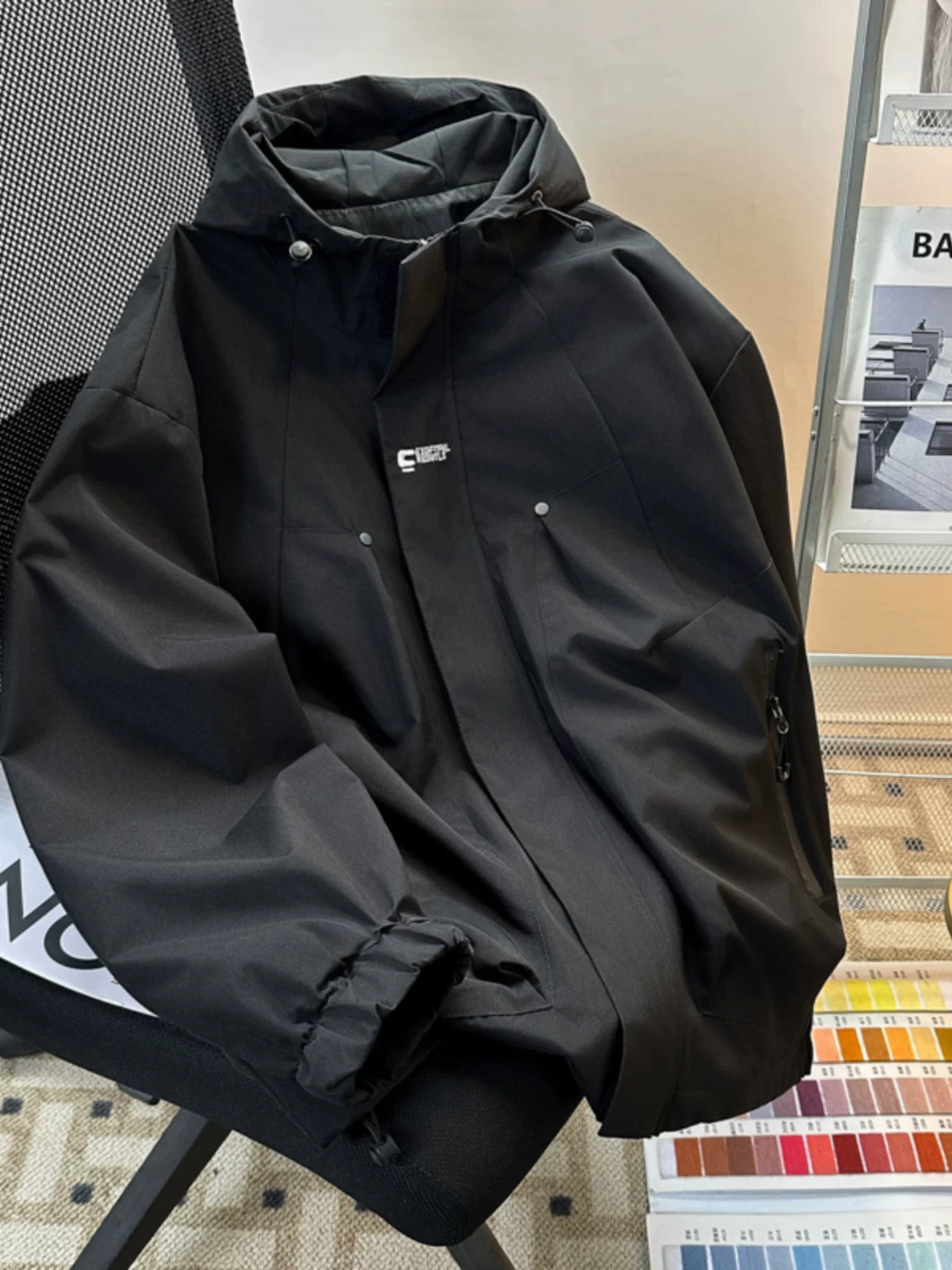 Áo khoác ngoài trời mùa xuân và mùa thu dành cho nam và nữ, áo khoác chống gió thời trang kiểu Mỹ, áo khoác đi bộ đường dài có mũ trùm đầu rộng rãi.