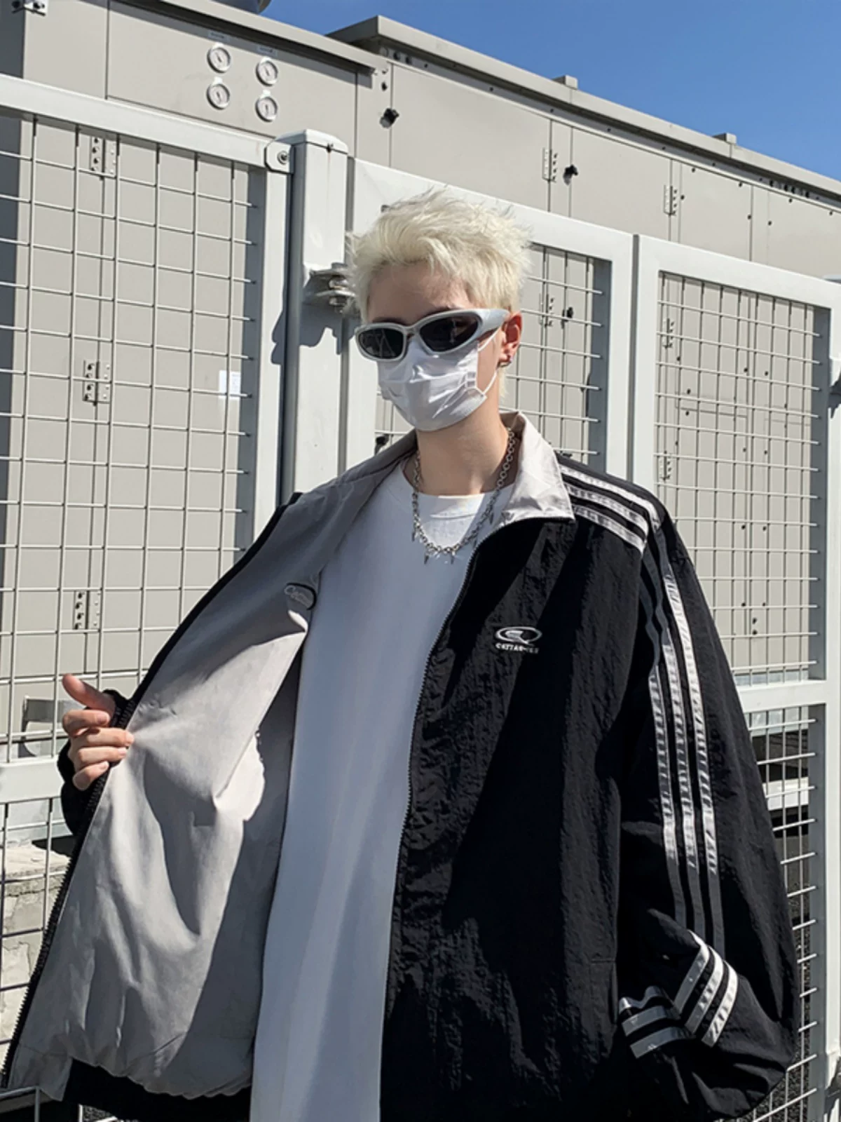 Áo khoác nam kẻ sọc kiểu Mỹ, có thể mặc hai mặt, áo gió thời trang mùa xuân thu, áo khoác thể thao cặp đôi dáng rộng, phong cách thường ngày.