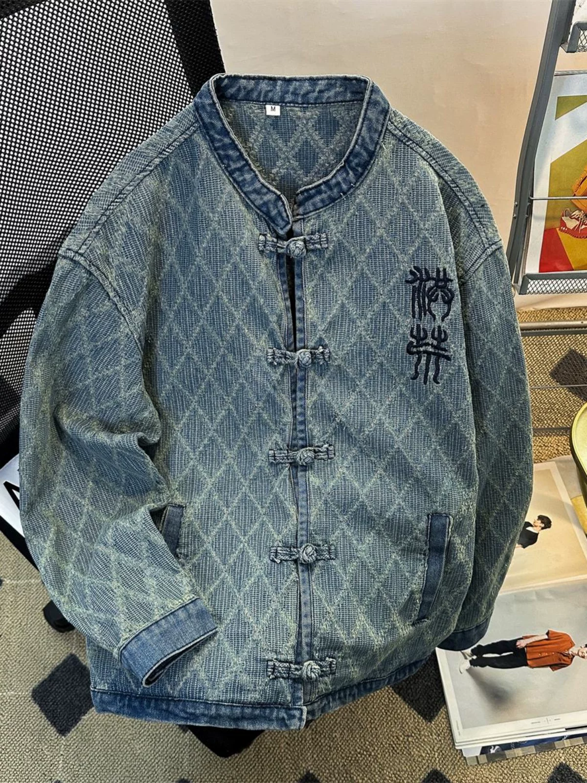 Áo khoác denim cài cúc kiểu Trung Quốc dành cho nam, áo khoác công sở dáng rộng mùa xuân thu, áo đôi thiết kế theo phong cách thương hiệu thời thượng.