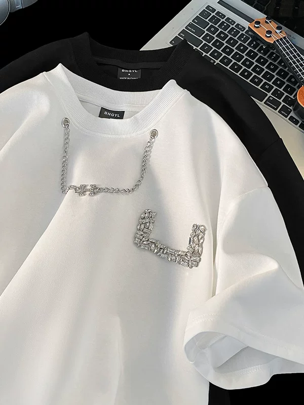 Áo thun nam tay ngắn thiết kế thời trang đính đá, kiểu dáng cổ tròn rộng rãi, chất liệu dày dặn, thích hợp cho mùa hè.