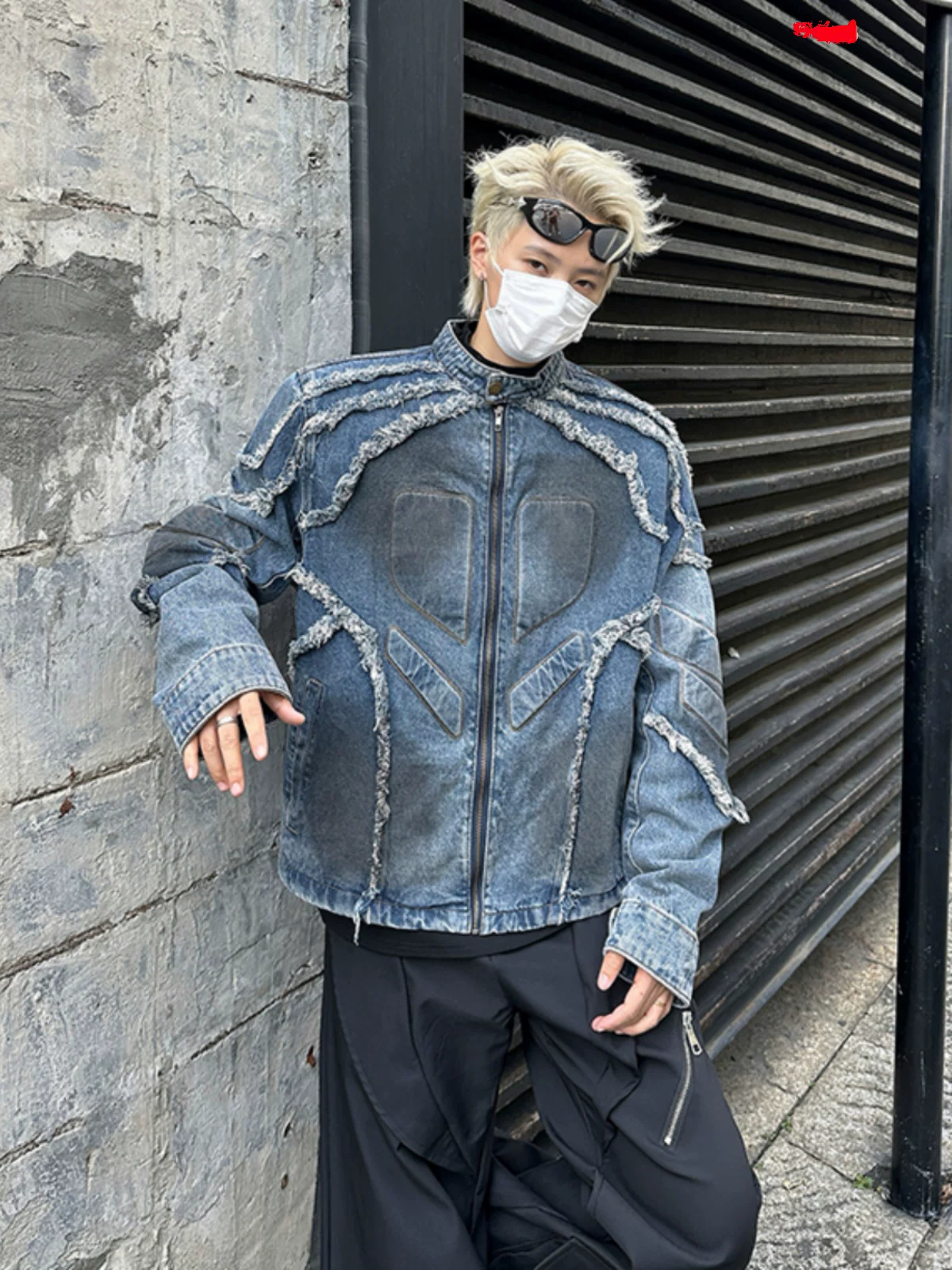 Áo khoác denim viền tua rua có đệm vai dành cho nam, thiết kế thu đông, kiểu dáng ngắn, áo khoác biker thời thượng phong cách đường phố.