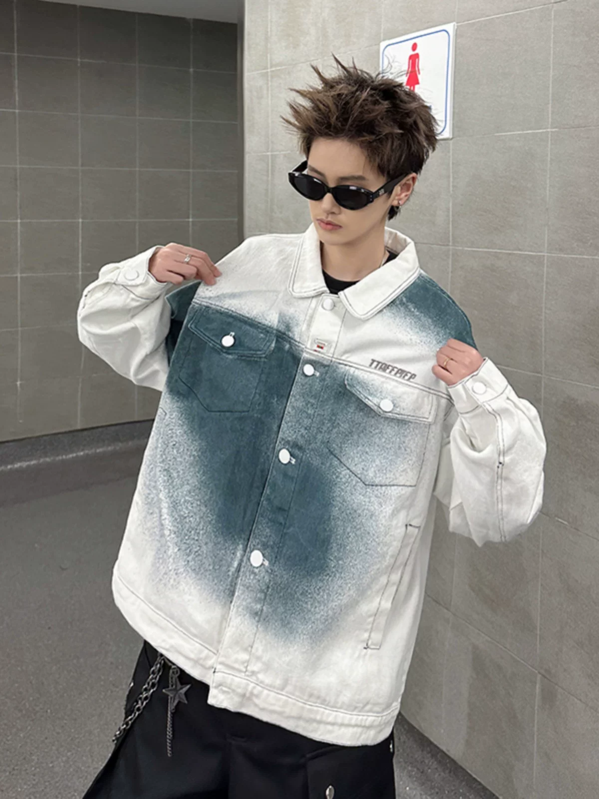 Áo khoác denim nhuộm màu gradient dành cho nam, thiết kế mang phong cách đường phố Mỹ, trang phục công sở hợp thời trang dáng rộng mùa xuân.