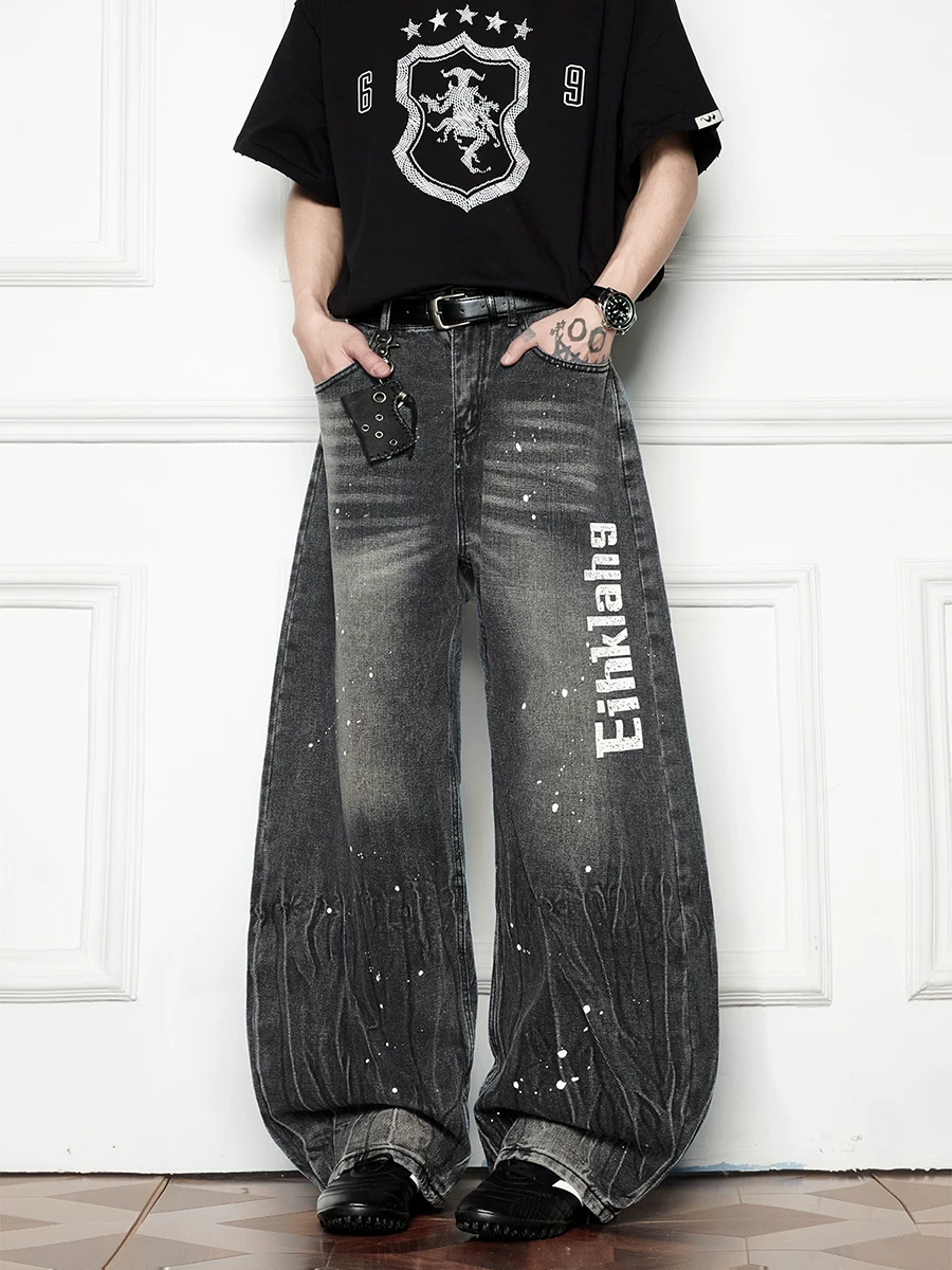 Quần jeans in chữ kiểu splash-ink dành cho nam, thương hiệu thời trang phong cách Mỹ, dáng rộng ống thẳng, quần bố vintage đã qua xử lý giặt mềm.
