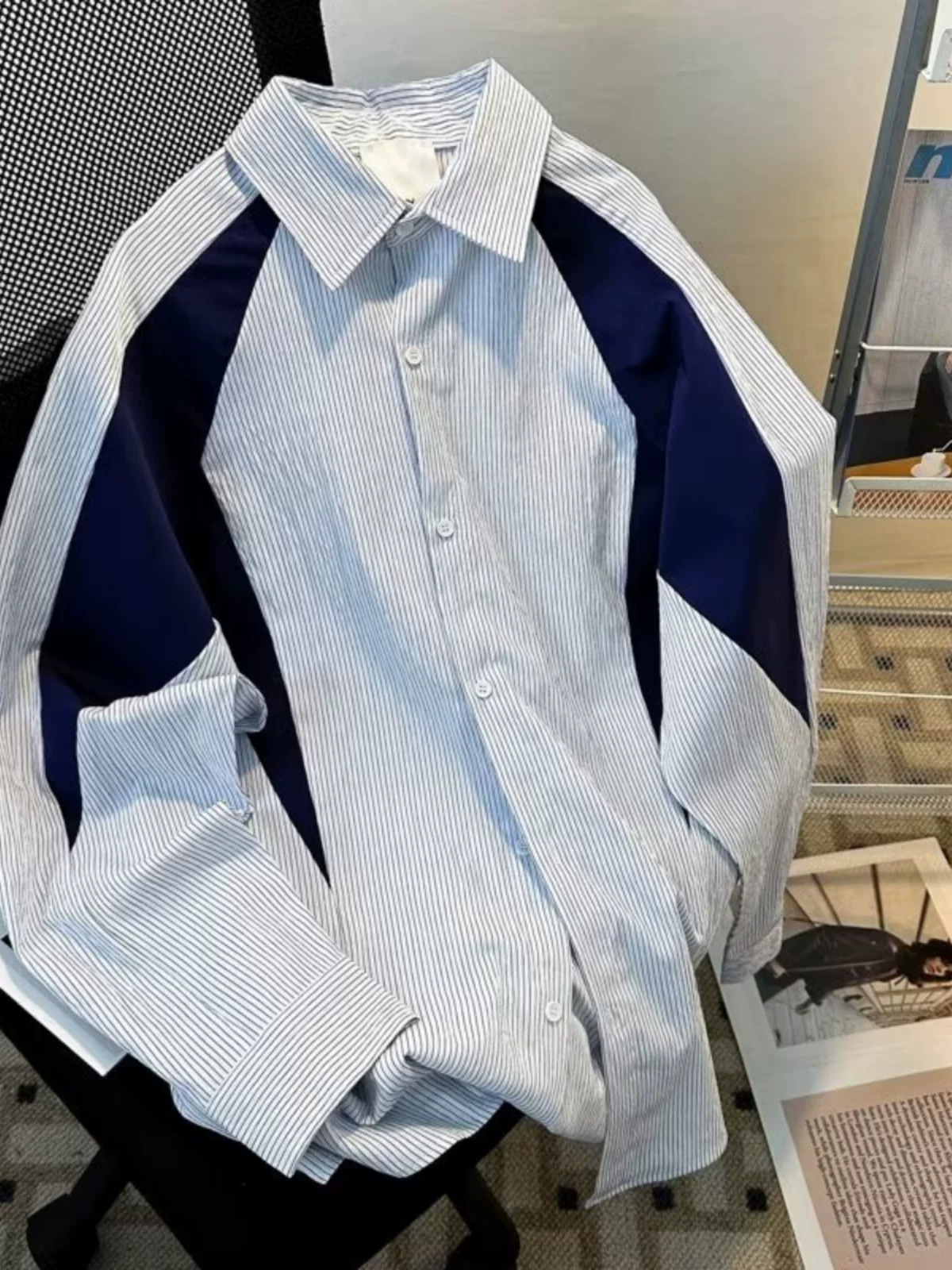 Áo sơ mi nam tay dài mùa thu 2025, kiểu dáng thời trang phối màu sọc, thiết kế rộng rãi phong cách Mỹ, cá tính.