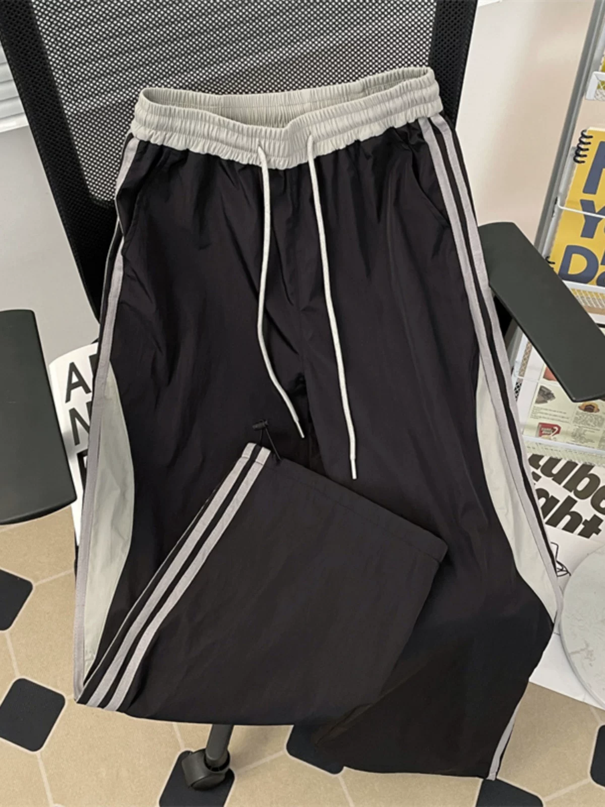 Quần thể thao nam phối vải sọc, phong cách hip-hop Mỹ thời thượng, dáng rộng, chất liệu lụa đá mỏng nhanh khô mùa hè.