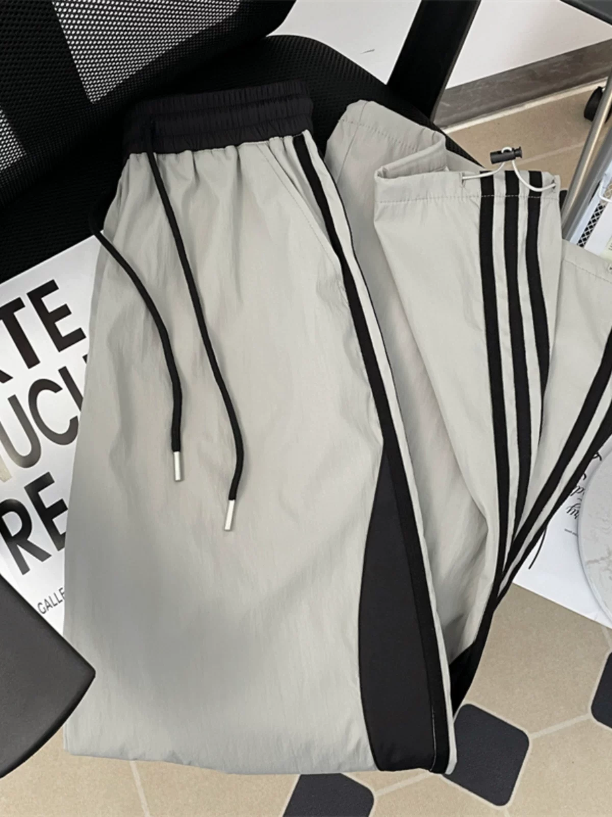 Quần thể thao nam phối vải sọc, phong cách hip-hop Mỹ thời thượng, dáng rộng, chất liệu lụa đá mỏng nhanh khô mùa hè.