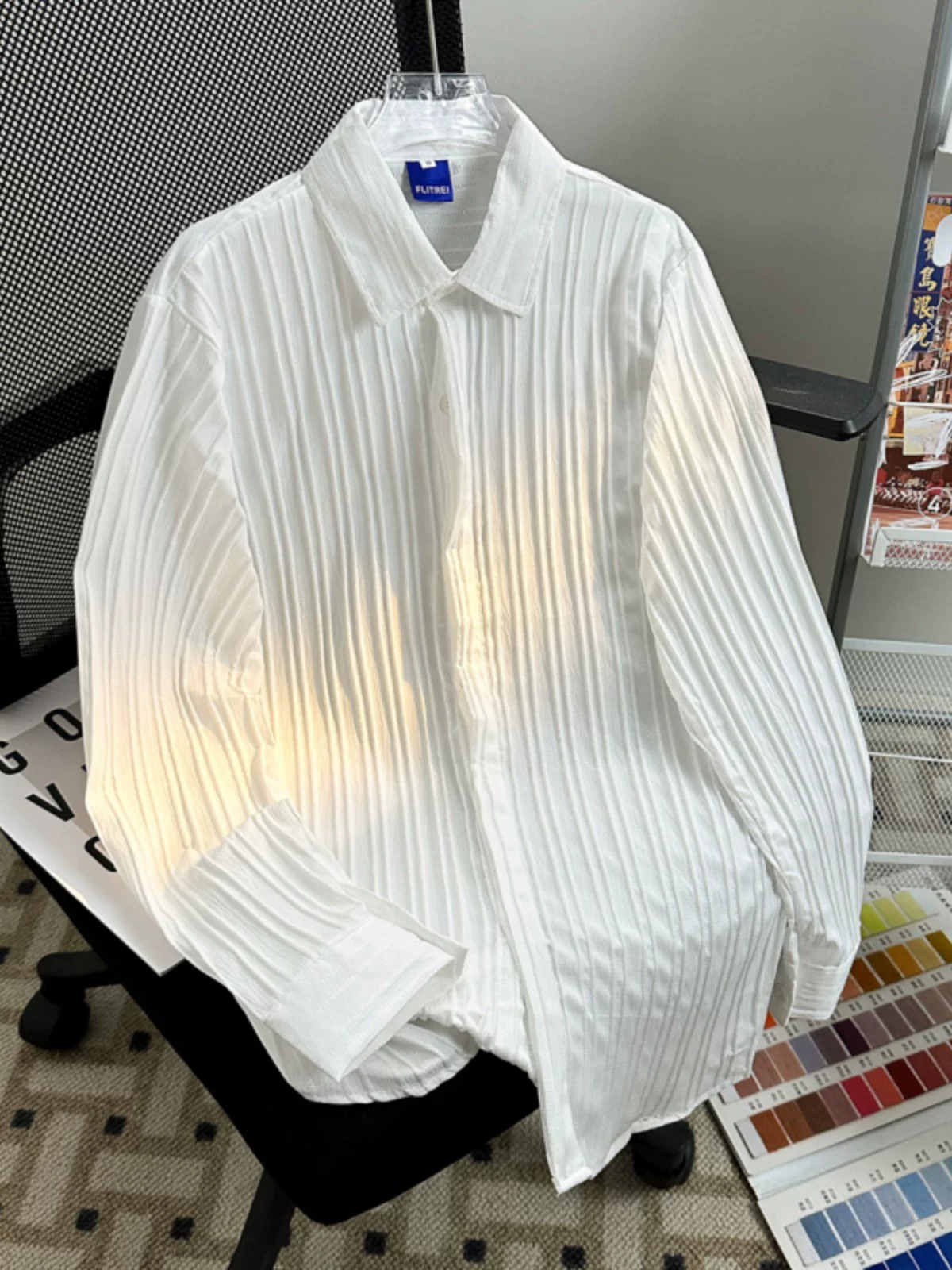 Áo sơ mi nam cao cấp tay dài, chất liệu lụa đá mỏng dệt gân mùa hè, kiểu dáng rộng rãi thời trang phong cách Hàn Quốc.