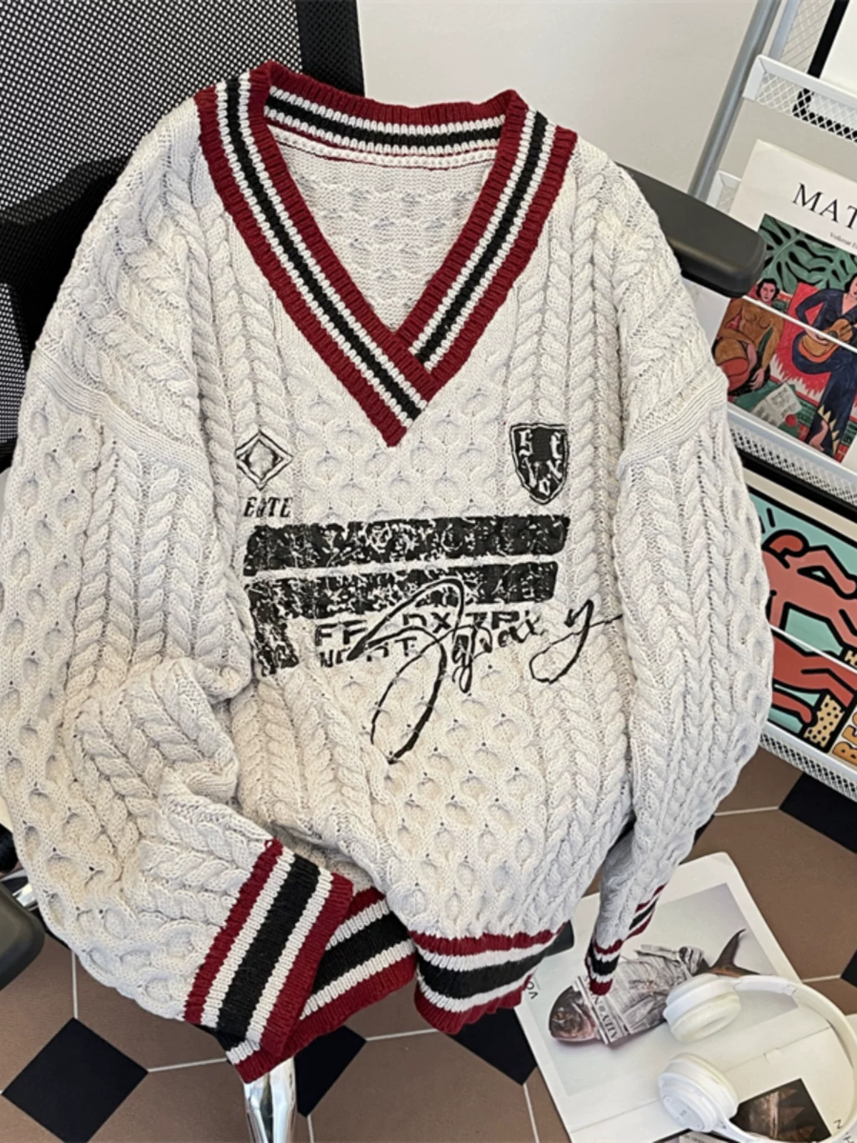Áo len dệt kim cổ chữ V thêu họa tiết retro kiểu Mỹ, áo len phong cách đại học mới mùa thu đông, áo len dệt kim dáng rộng hợp thời trang dành cho nam và nữ.