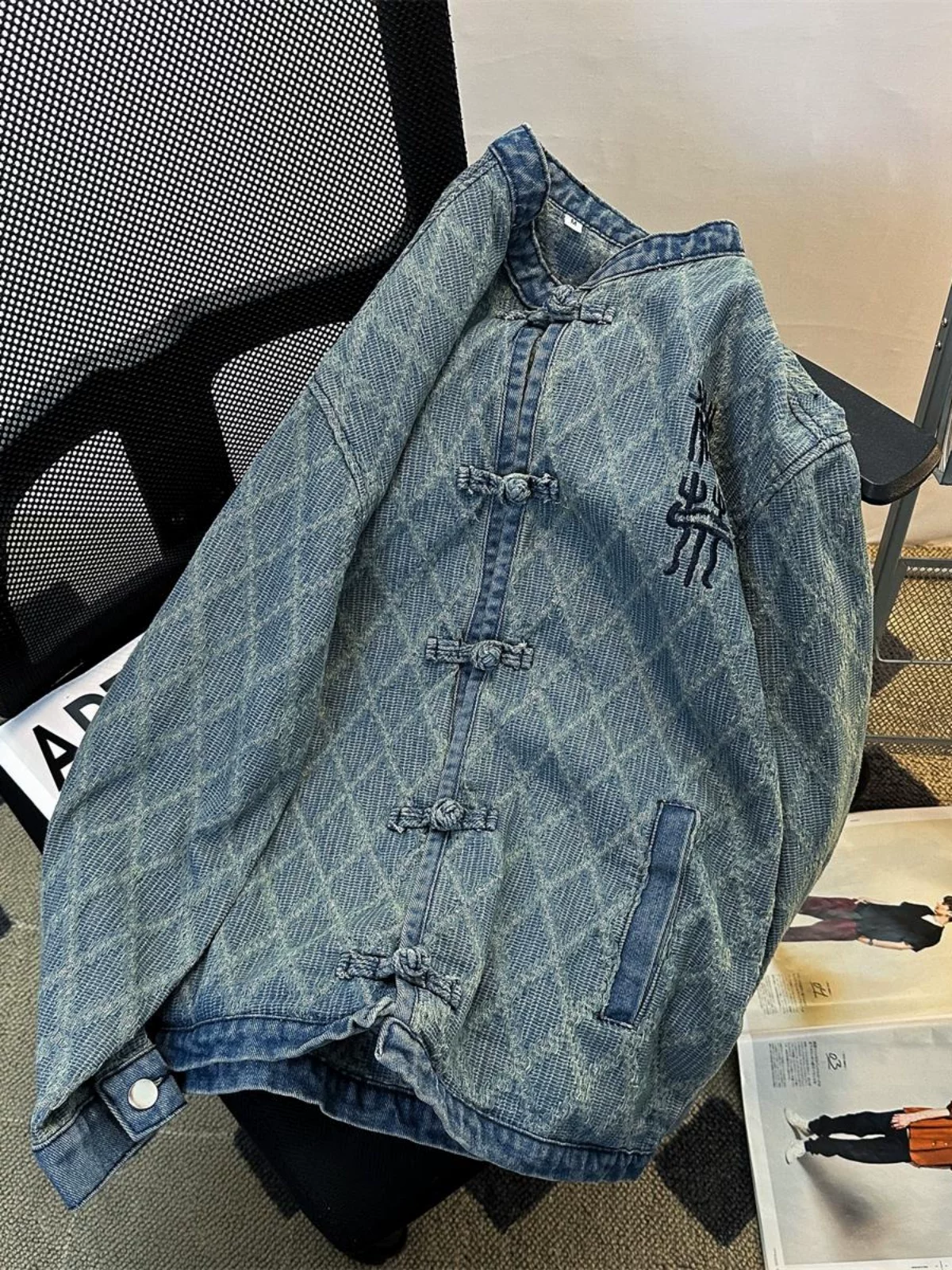 Áo khoác denim cài cúc kiểu Trung Quốc dành cho nam, áo khoác công sở dáng rộng mùa xuân thu, áo đôi thiết kế theo phong cách thương hiệu thời thượng.