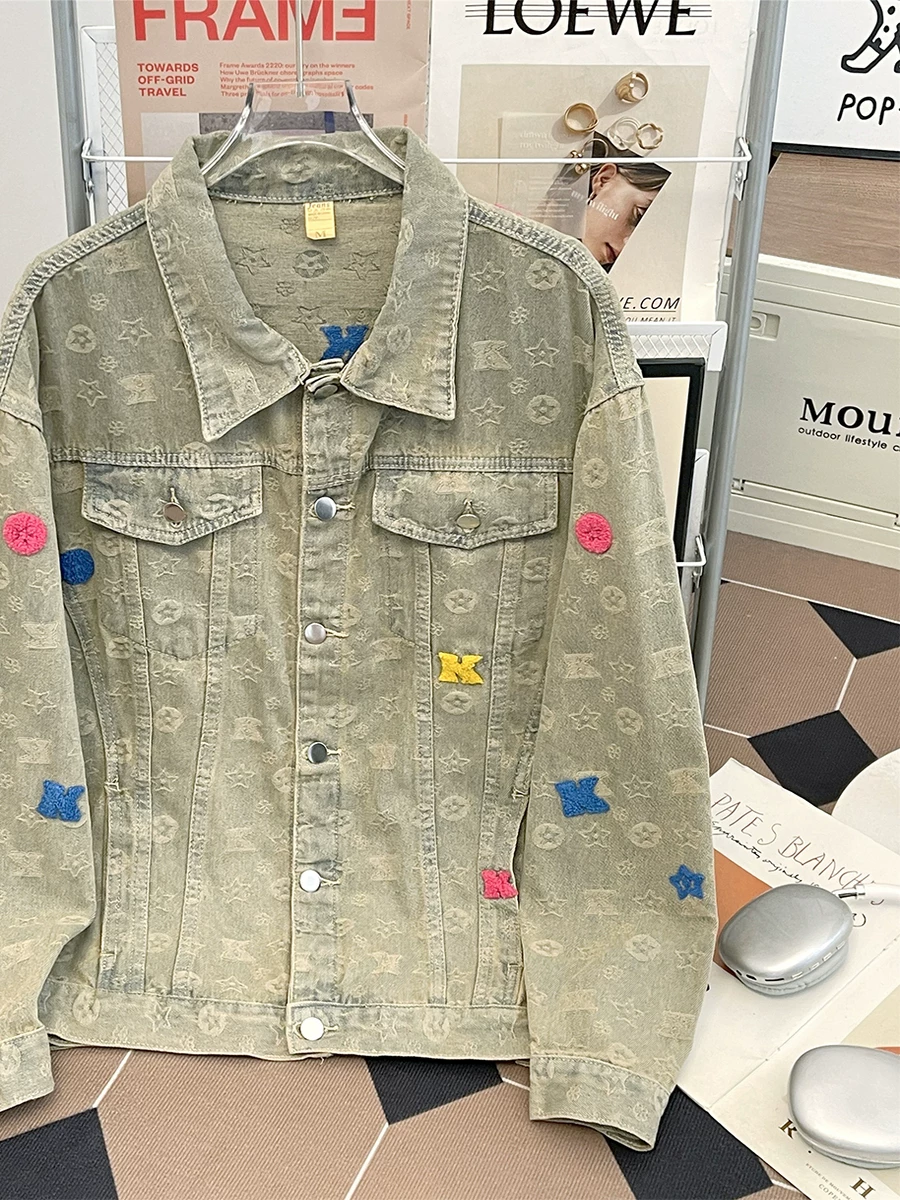 Áo khoác denim nhuộm bùn màu vàng phong cách bụi bặm dành cho nam, áo khoác cổ bẻ thêu khăn theo xu hướng mùa thu, áo khoác cặp đôi phong cách retro Mỹ.