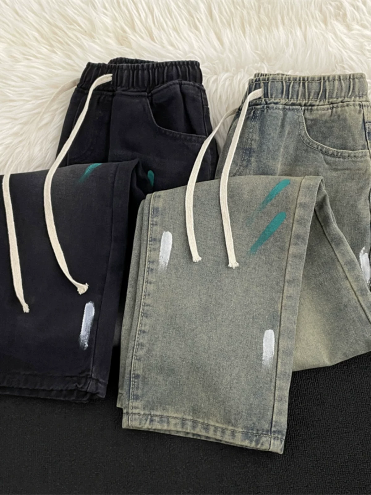 Quần jeans nam họa tiết graffiti cá tính, quần ống đứng dây rút đa năng, quần ống rộng dáng suông phong cách Mỹ thời thượng thu đông.