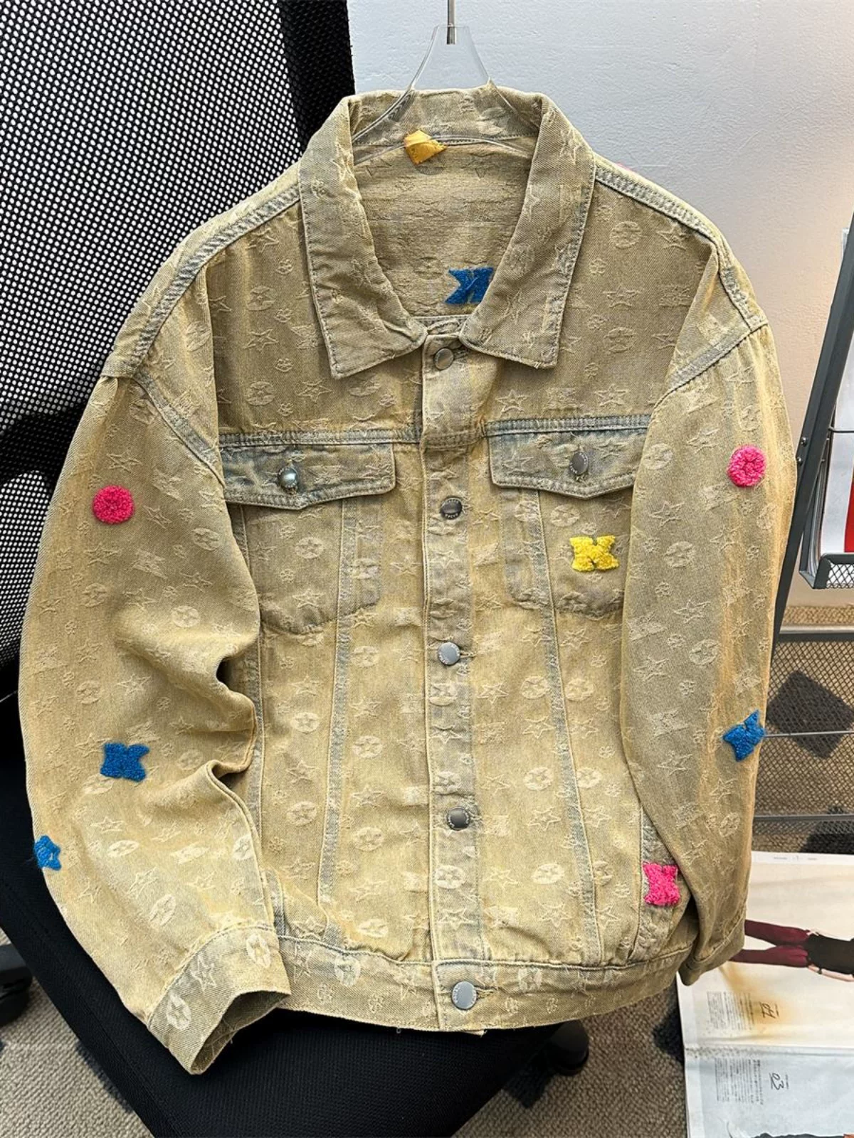 Áo khoác màu bùn vàng phong cách vintage cho nam và nữ, áo khoác denim thêu họa tiết thời thượng, kiểu dáng rộng rãi, phong cách retro Mỹ, thích hợp cho mùa xuân và mùa thu.