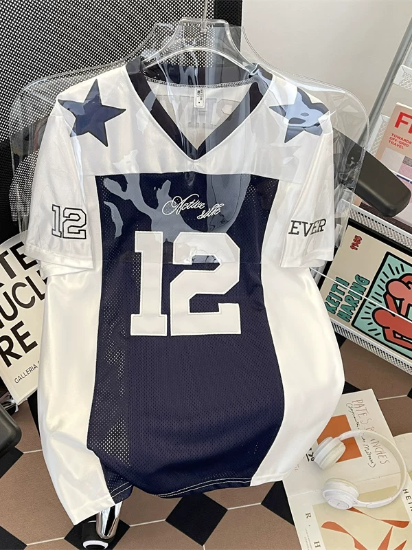 Áo thun cổ V kiểu Mỹ retro dành cho nam và nữ, áo phông ngắn tay mùa hè 2025 dáng rộng thoải mái, áo thể thao lưới kỹ thuật số