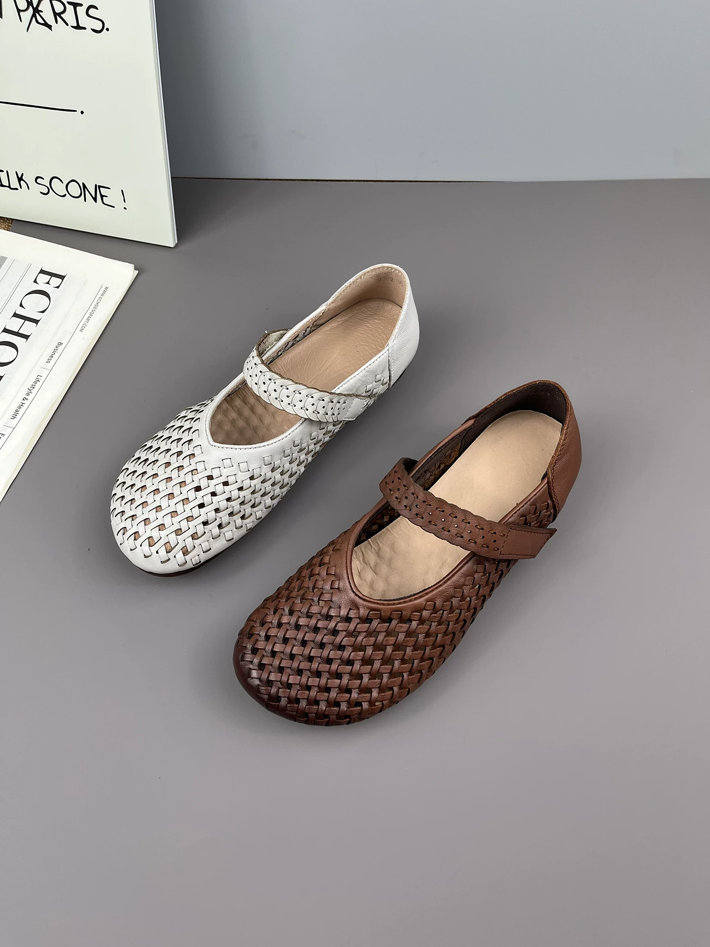 Giày Mary Jane nữ da thật dệt kiểu retro, sandal bít mũi thoáng khí, kiểu mới hè 2026, giày đế mềm nữ.