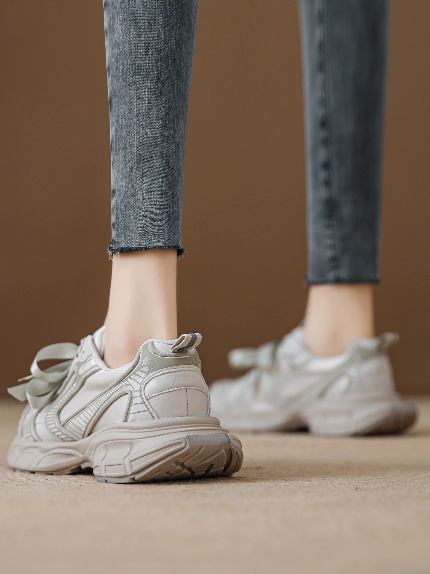 Giày dad shoes satin kiểu ballet dành cho nữ, giày thể thao đế dày tăng chiều cao, giày sneaker mùa hè 2026 mỏng nhẹ thoáng khí.