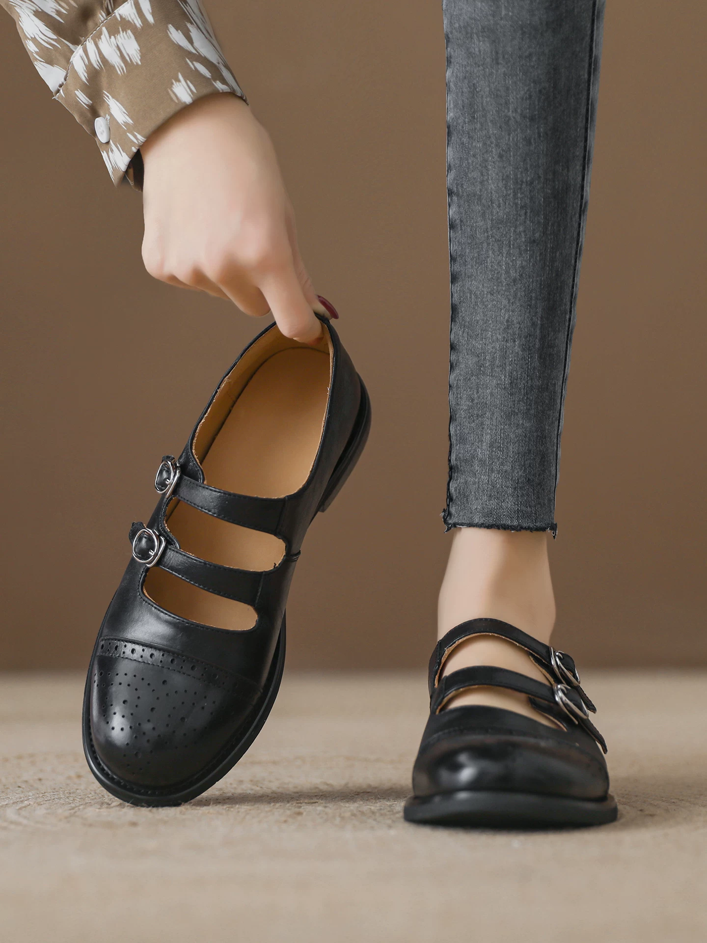 Giày Mary Jane dành cho nữ, da thật, thiết kế hoa văn chạm khắc, giày da brogue phong cách Anh, mẫu mới mùa xuân 2026, gót vuông, giày đơn miệng nông.