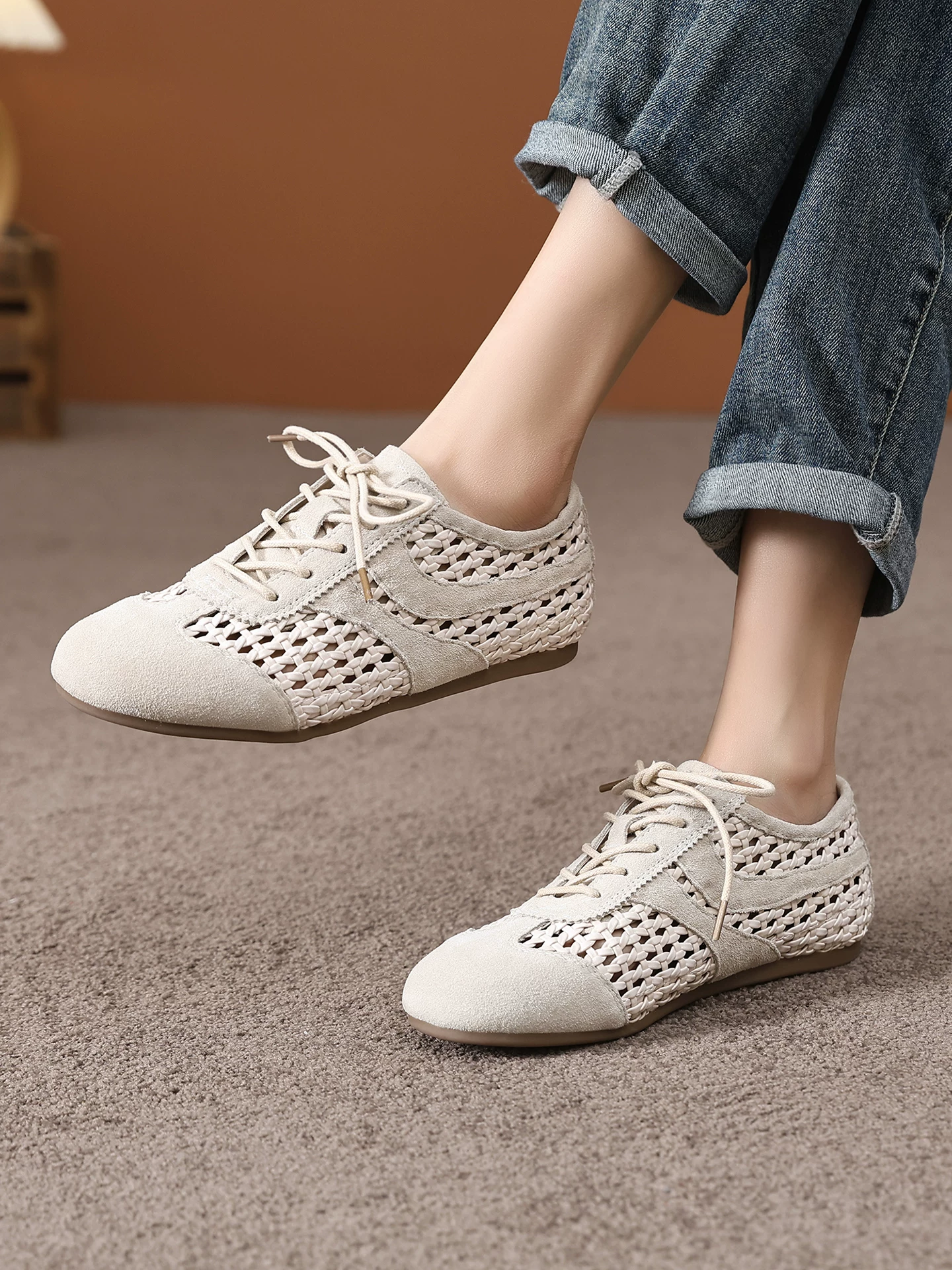 Giày tập luyện Đức cổ điển màu nâu dành cho nữ, kiểu clog thoáng khí, mũi kín, chất liệu lưới dệt mới mùa xuân/hè 2026.