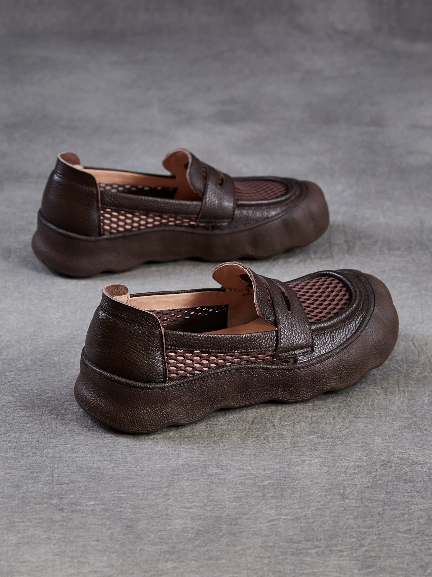 Giày lười lưới cho nữ, dép đế mềm kiểu slip-on, phong cách mới mùa hè 2026, giày da thường ngày thoáng khí, thiết kế rỗng.
