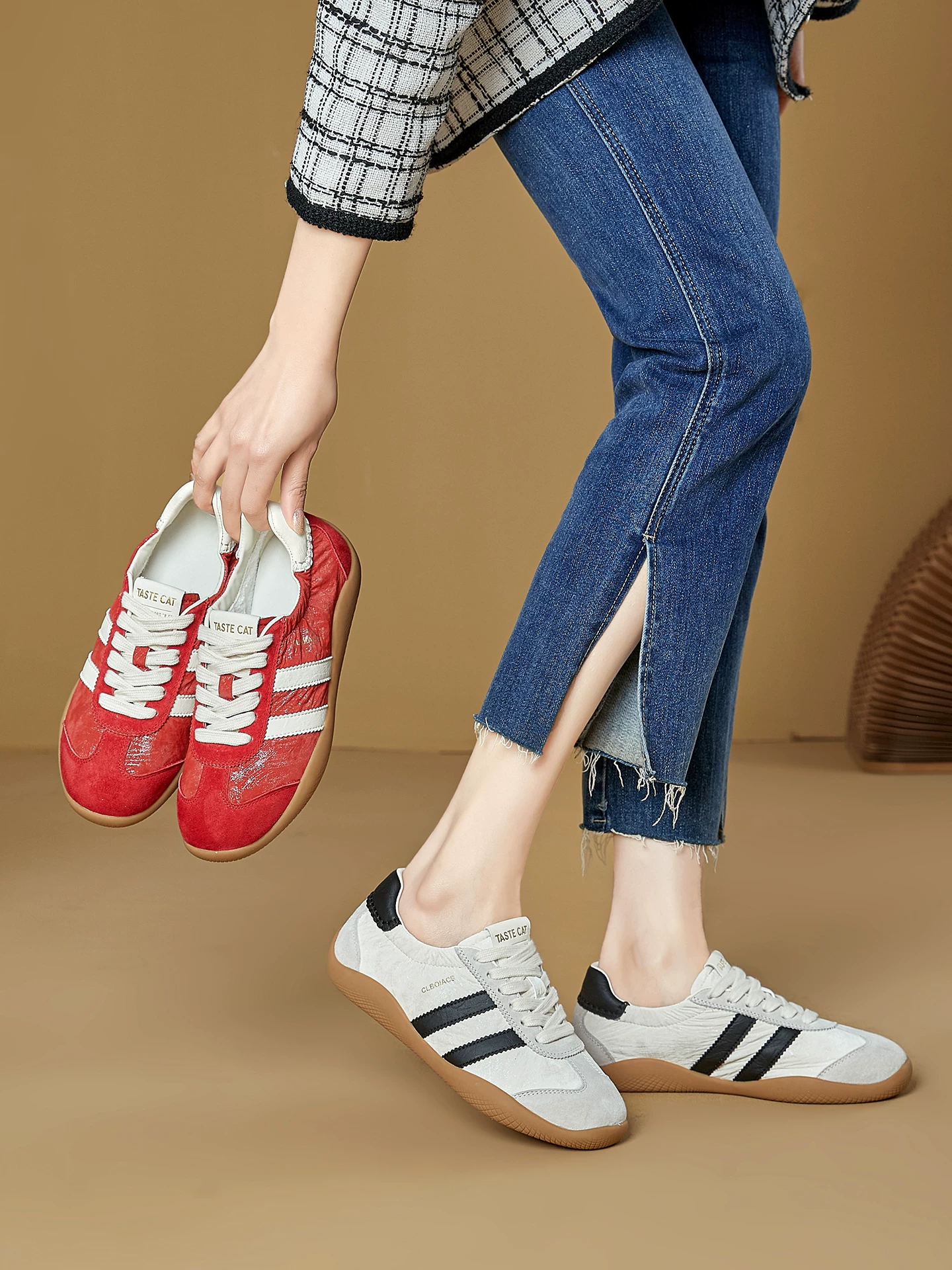 Giày tập luyện nữ kiểu ballet retro màu đỏ, đế mềm, cổ giày co giãn, mẫu mới xuân 2026, giày thể thao nữ thời trang.