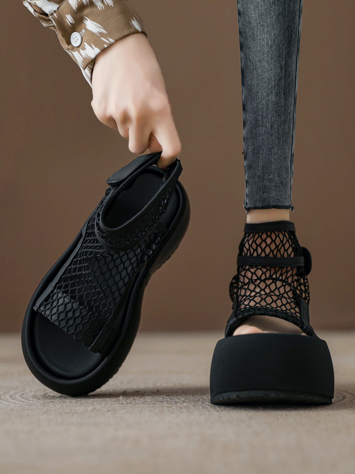 Giày sandal lưới dệt rỗng cho nữ, giày bốt đế dày tăng chiều cao kiểu La Mã, giày bốt lưới mắt cá chân đế xuồng mới mùa hè 2026.