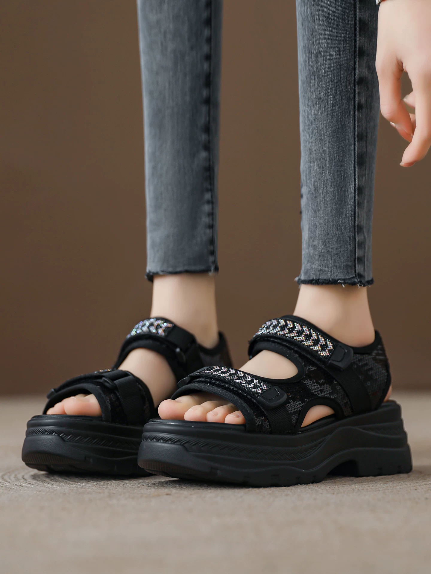 Dép thể thao Velcro dành cho nữ, giày La Mã đế dày đính sequin, giày đi biển hở mũi thông thường ngoài trời mới mùa hè 2026