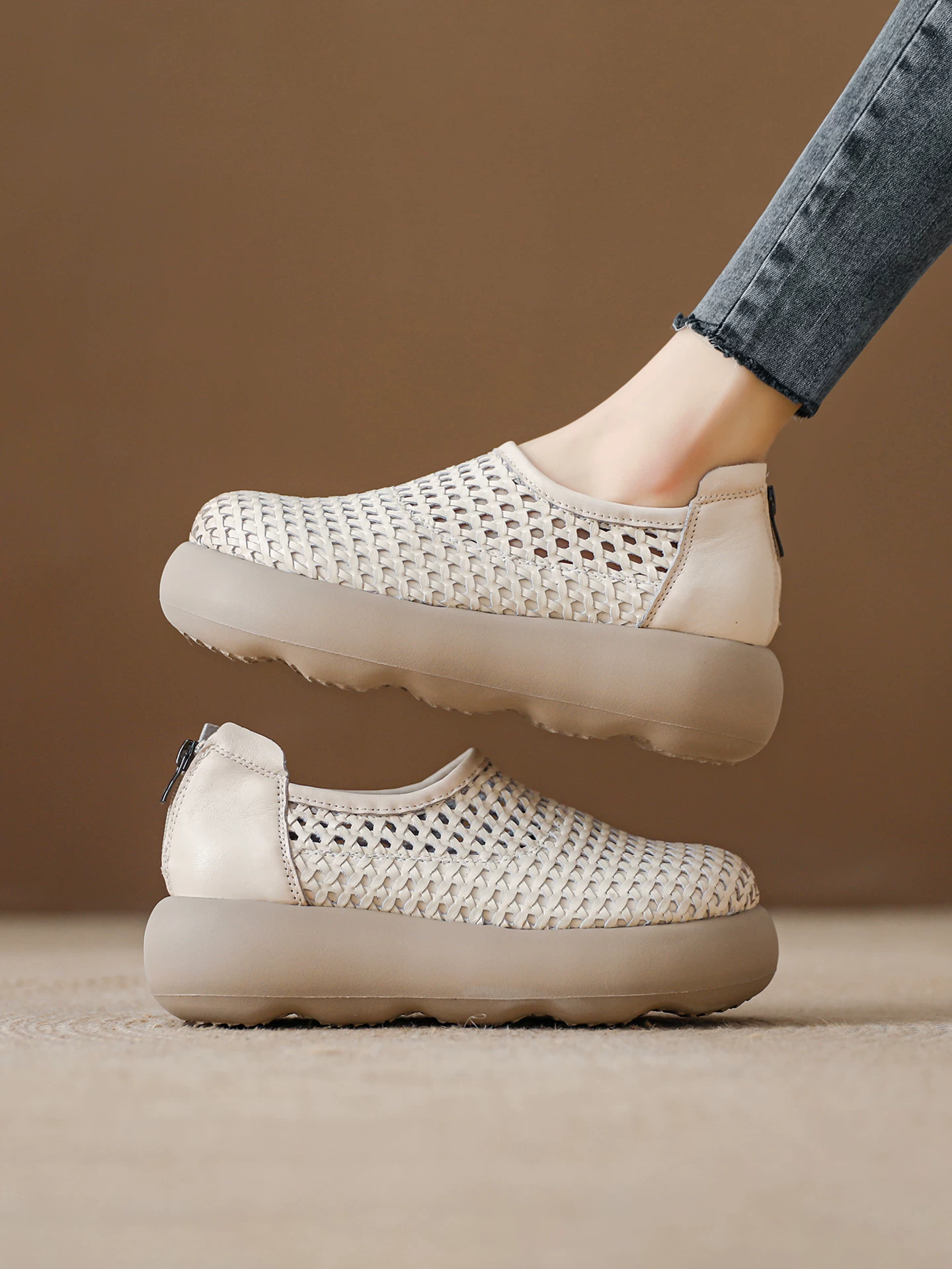 Dép quai ngang da bò kiểu La Mã retro dành cho nữ mùa hè 2026 đế dày rỗng thoáng khí, kiểu clogs đi chơi