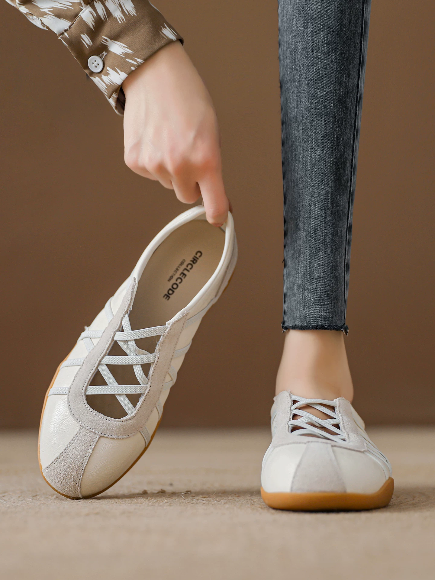 Giày thể thao kiểu ballet dễ mang cho nữ, giày Mary Jane quai chéo kiểu Pháp đế bằng, giày đơn khoét lỗ mới mùa hè 2026.