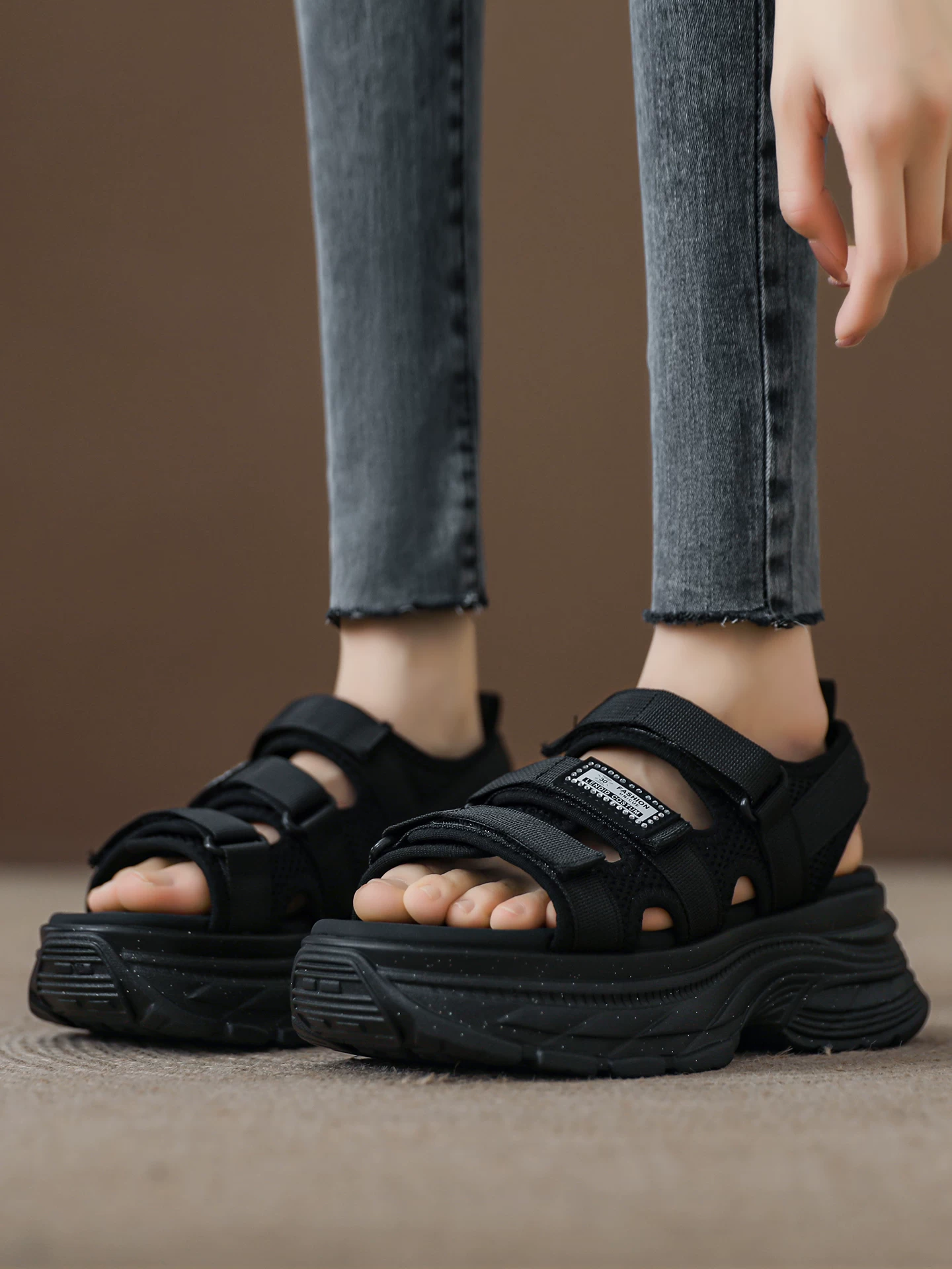 Dép thể thao Velcro dành cho nữ, dép bố đế dày khoét lỗ, giày đi biển hở mũi thông thường mới mùa hè 2026.