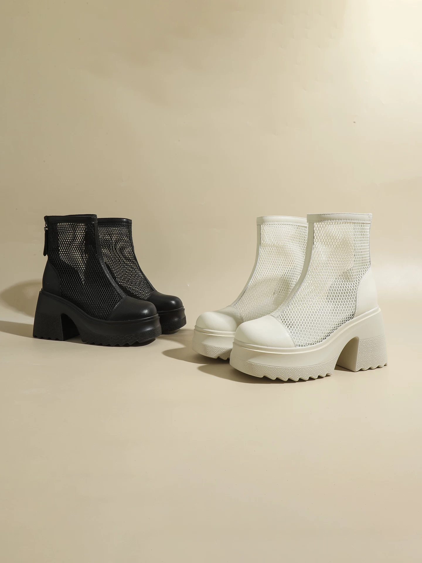 Giày sandal cao gót màu trắng dành cho nữ, gót dày, giày bốt Martin lưới tăng chiều cao, bốt ngắn thoáng khí mùa hè 2026, bốt lưới rỗng.