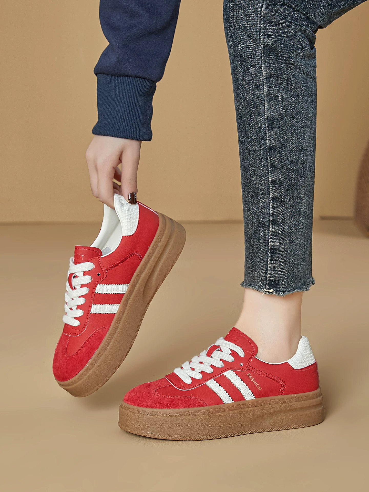 Giày tập luyện Đức màu đỏ dành cho nữ, giày thể thao đế dày tăng chiều cao phong cách retro, giày nữ mới mùa xuân 2026, giày thể thao trắng năng động.