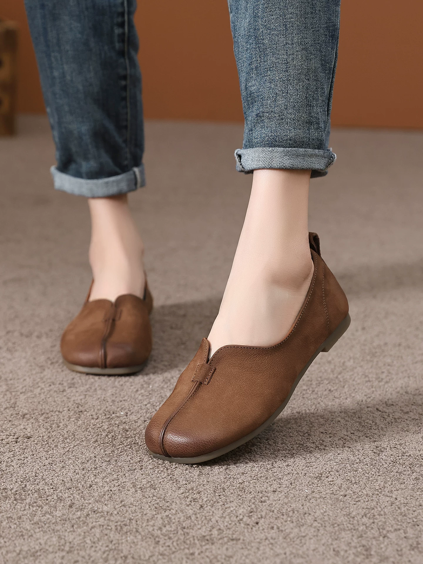Giày bà ngoại da thật kiểu retro dành cho nữ, giày da mẹ đế mềm êm ái, giày lười kiểu mới mùa xuân 2026.