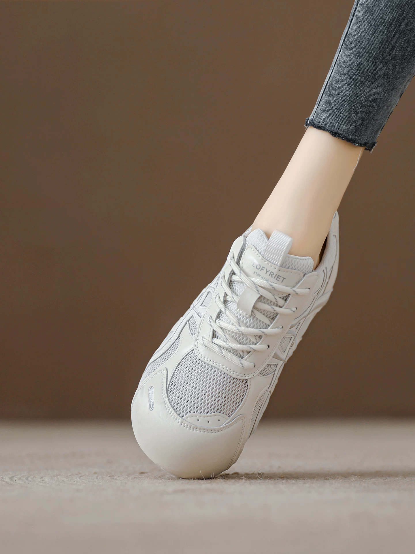 Giày thể thao Đức dễ thương và độc đáo dành cho nữ, có đế tăng chiều cao ẩn, giày sneaker trắng, giày thể thao lưới mỏng thoáng khí mùa hè 2026.