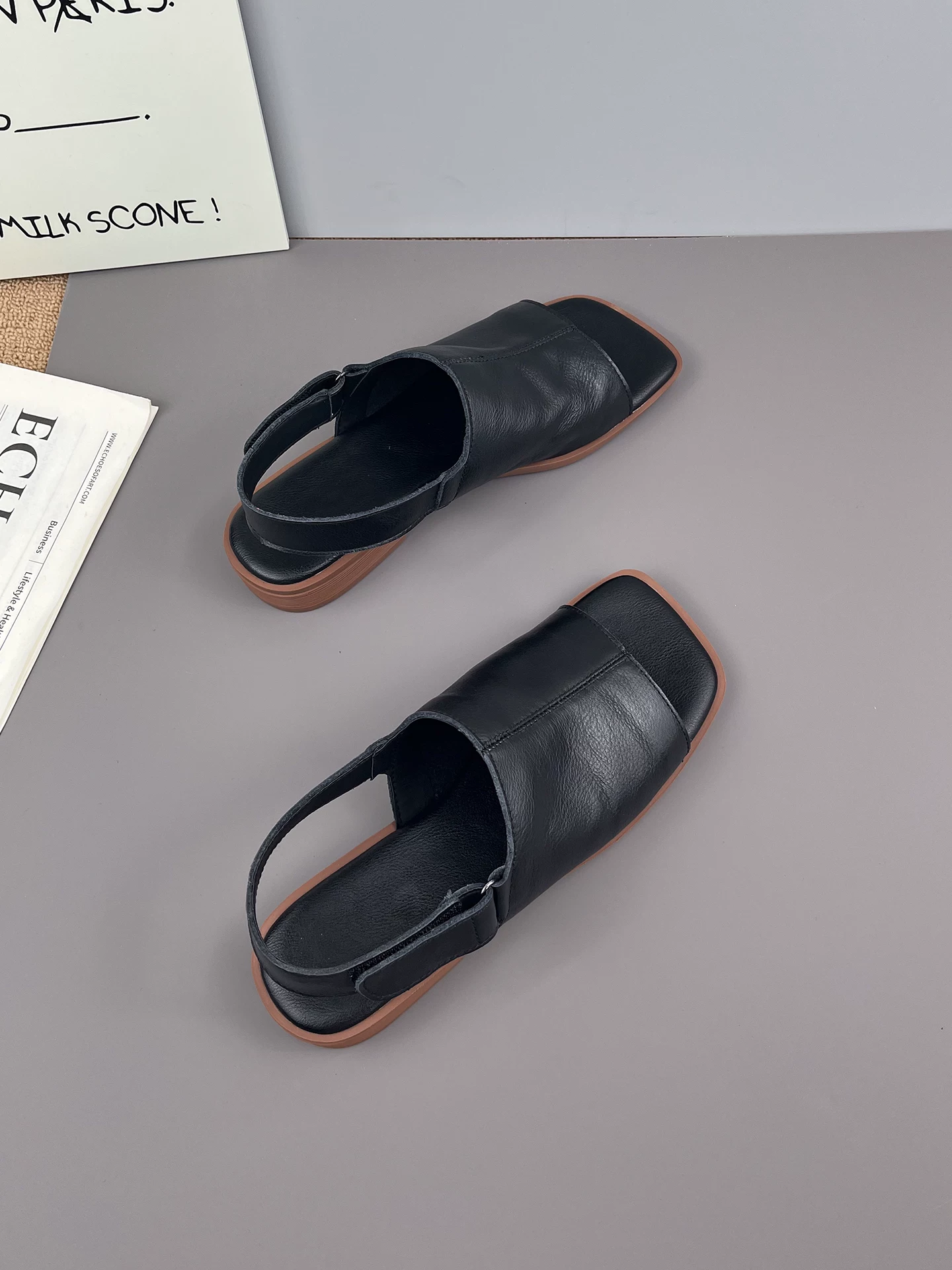Dép nữ da bò mềm cao cấp kiểu La Mã retro mùa hè 2026, đế thấp, thời trang, mũi hở, phong cách thường ngày