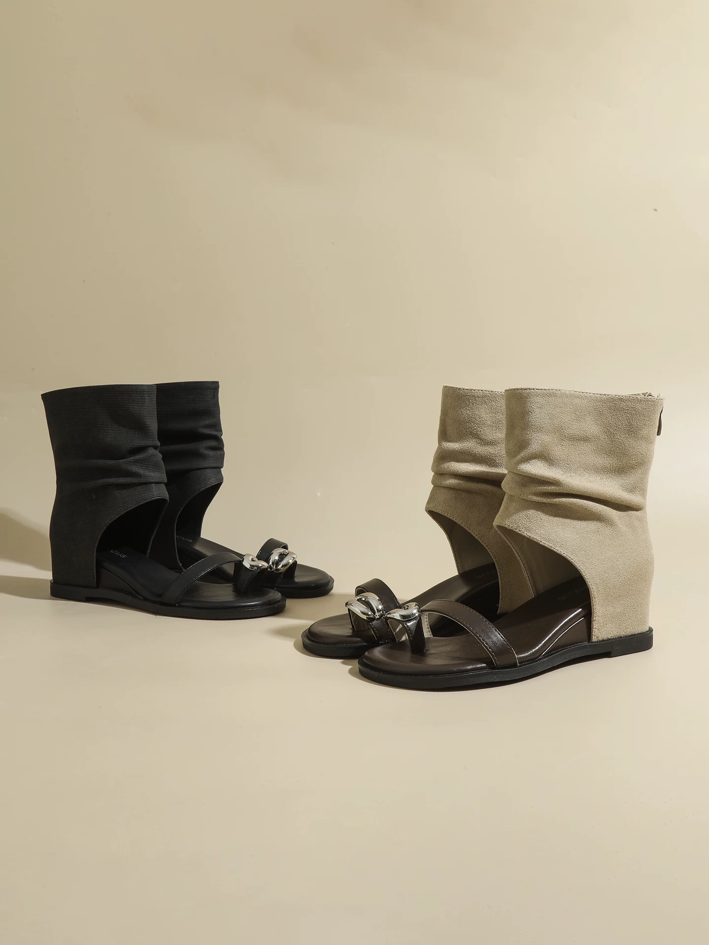 Giày sandal đế xuồng nữ kiểu xỏ chân, có độn đế tăng chiều cao, kiểu dáng xếp ly, giày bốt cổ thấp phong cách La Mã quai đơn, mẫu mới hè 2026.