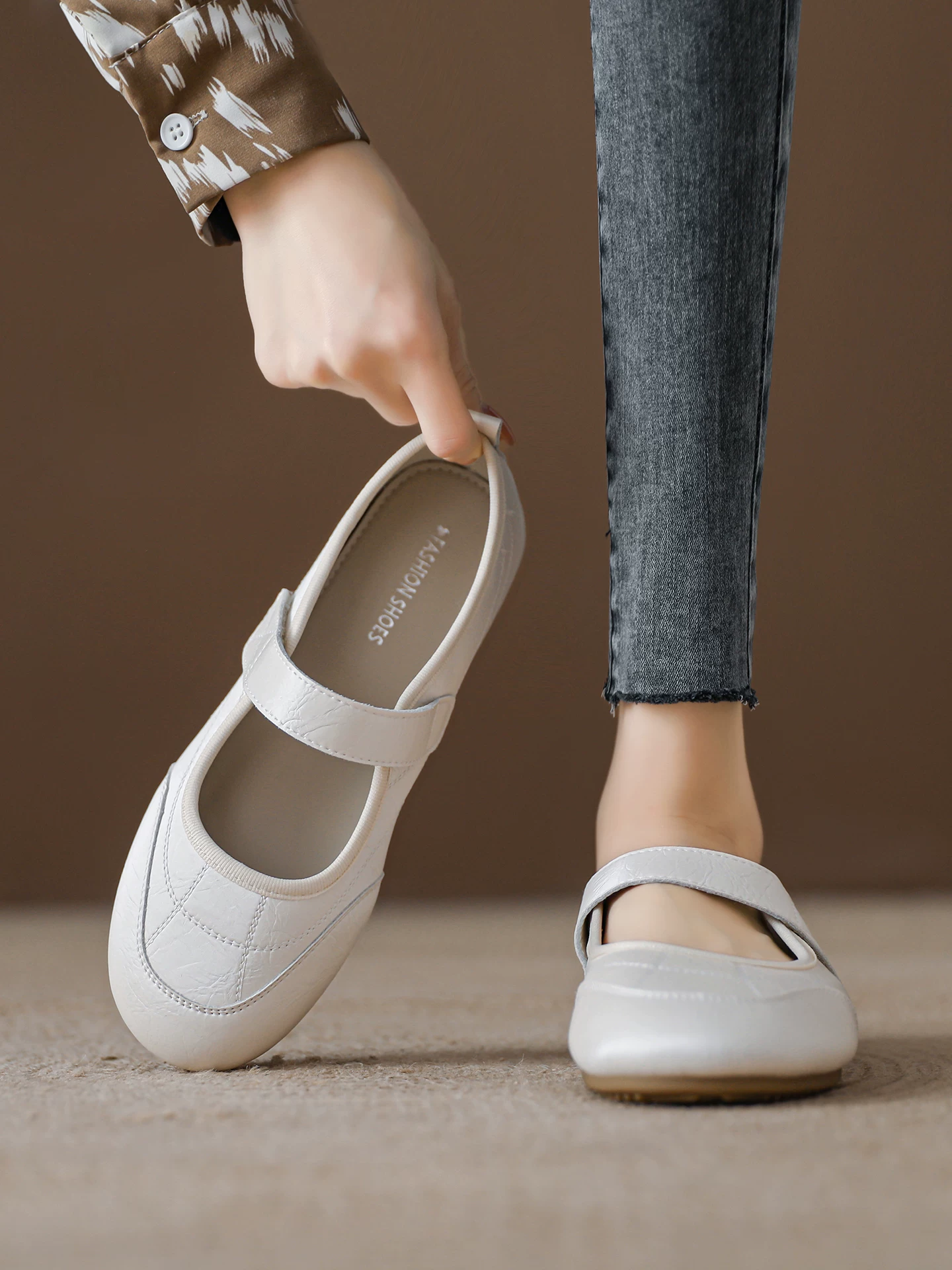 Giày sandal bít mũi Mary Jane màu bạc dành cho nữ, giày đế mềm thoải mái, giày ba lê đa năng mới mùa hè 2026.