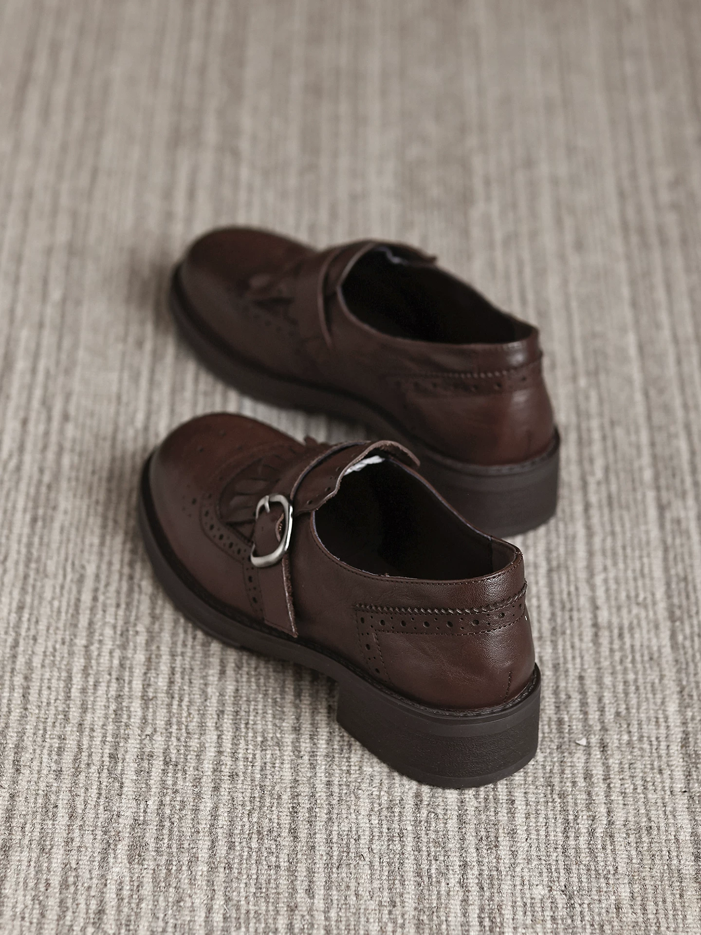 Giày Brogue nữ, da bò màu nâu, giày da chạm khắc tua rua phong cách retro, kiểu mới mùa xuân 2026, giày lười gót dày.