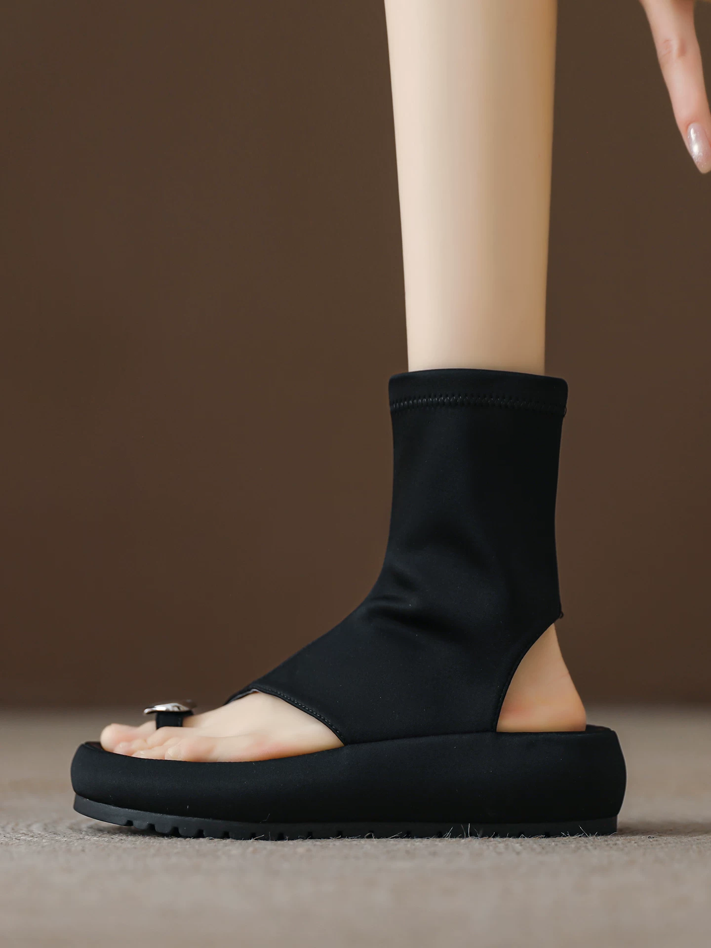 Giày sandal nữ đế dày, kiểu dáng xu hướng hè 2026, thiết kế hở eo, thoáng khí, chất liệu thun, kiểu dáng ngắn, dễ phối với váy.